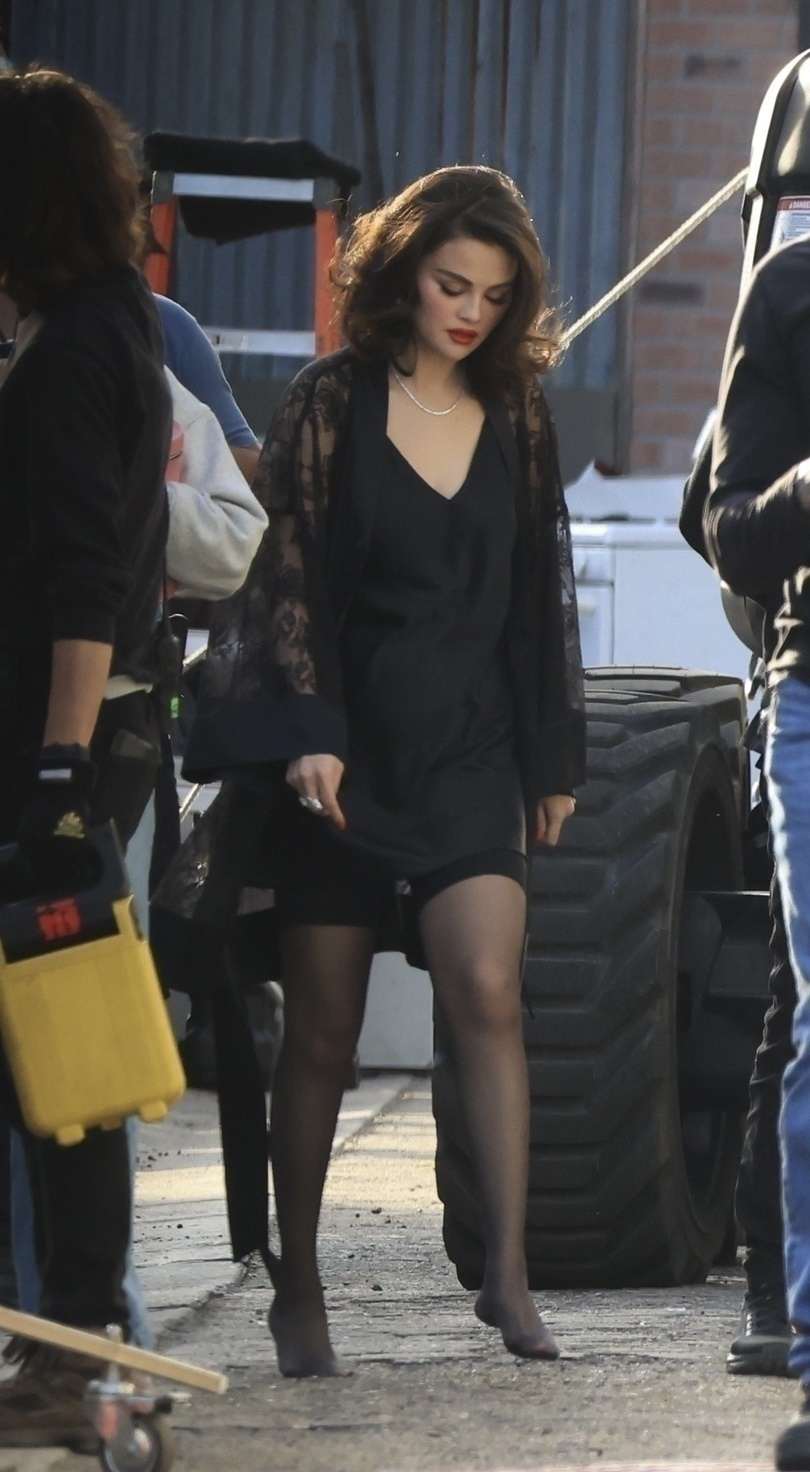 Selena_Gomez_-___fiance_Benny_Blanco_are_seen_on_set_in_Los_Angeles2C_California__02222025_02.jpg