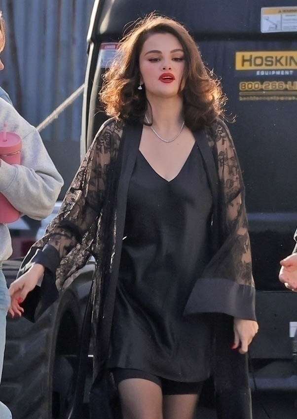 Selena_Gomez_-___fiance_Benny_Blanco_are_seen_on_set_in_Los_Angeles2C_California__02222025_13.jpg