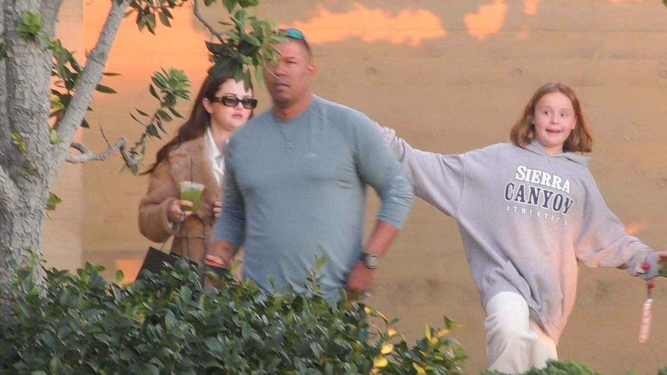 Selena_Gomez_-___her_sister_Gracie_were_spotted_leaving_Nobu_restaurant_in_Malibu2C_California__0130202404.jpg