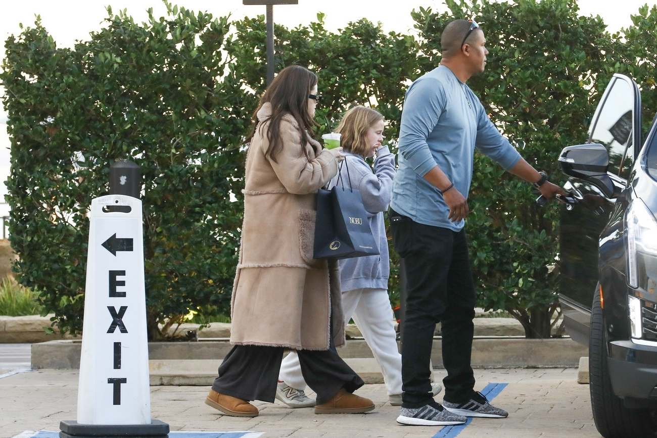 Selena_Gomez_-___her_sister_Gracie_were_spotted_leaving_Nobu_restaurant_in_Malibu2C_California__0130202405.jpg