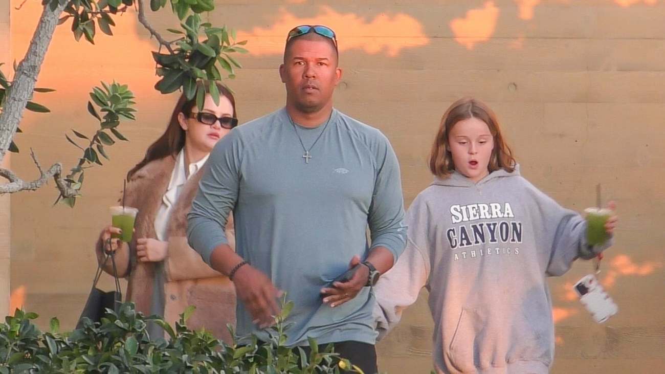 Selena_Gomez_-___her_sister_Gracie_were_spotted_leaving_Nobu_restaurant_in_Malibu2C_California__0130202406.jpg
