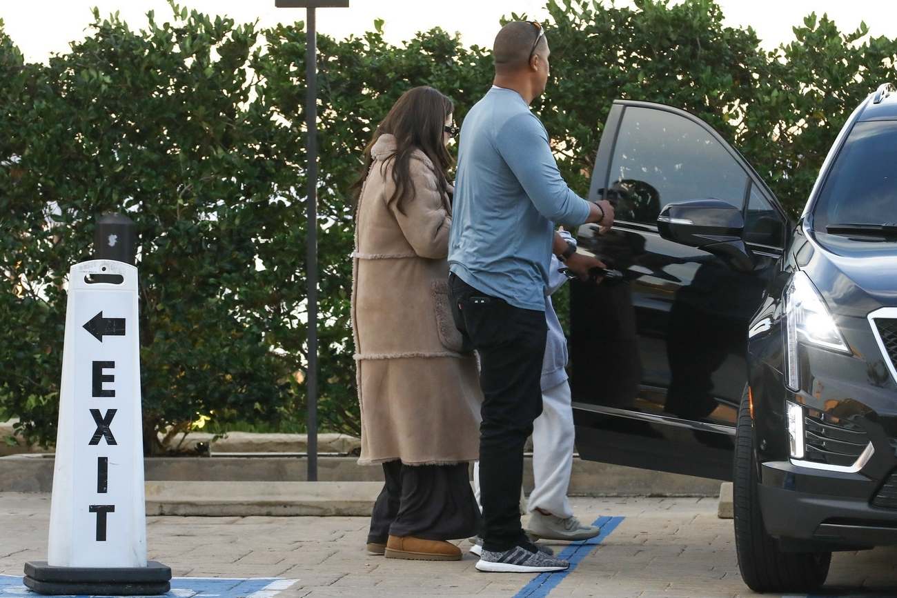 Selena_Gomez_-___her_sister_Gracie_were_spotted_leaving_Nobu_restaurant_in_Malibu2C_California__0130202409.jpg