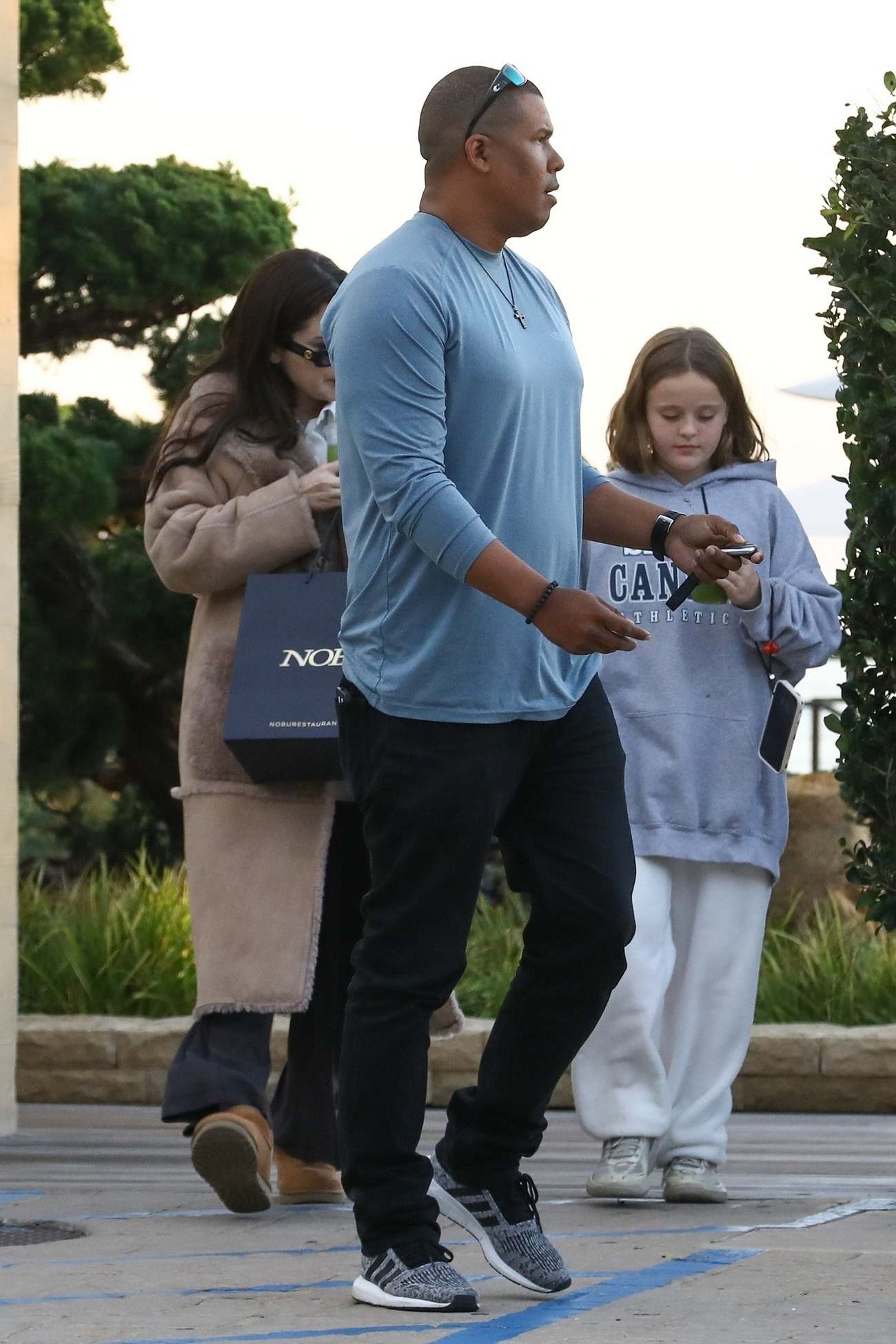 Selena_Gomez_-___her_sister_Gracie_were_spotted_leaving_Nobu_restaurant_in_Malibu2C_California__0130202412.jpg