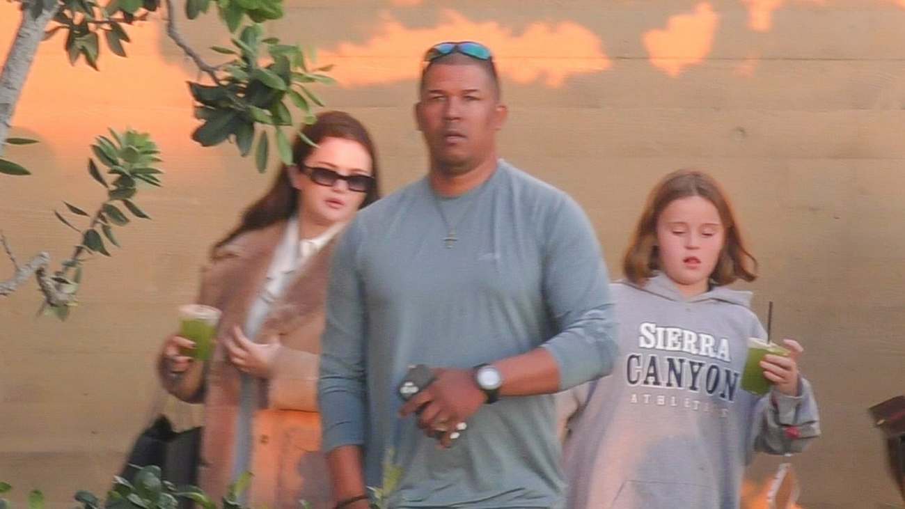 Selena_Gomez_-___her_sister_Gracie_were_spotted_leaving_Nobu_restaurant_in_Malibu2C_California__0130202419.jpg