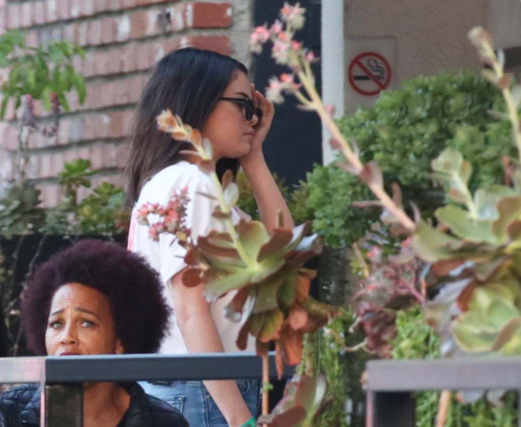 Selena_Gomez_-_arriving_at_Tacoes_for_Money_Mercato_Restaurant_in_Studio_City2C_06142019-01.jpg