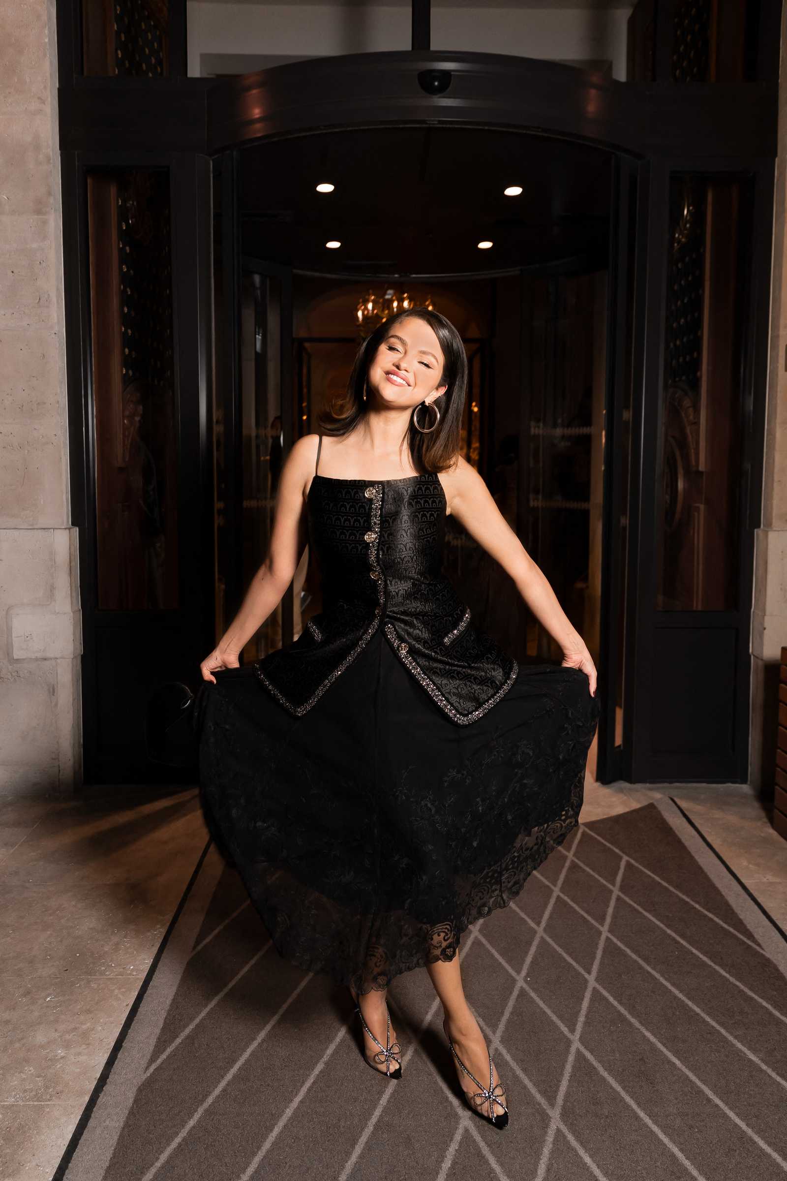 Selena_Gomez_-_at_Hotel_de_Crillon2C_A_Rosewood_Hotel_in_Paris2C_France__0708202204.jpg