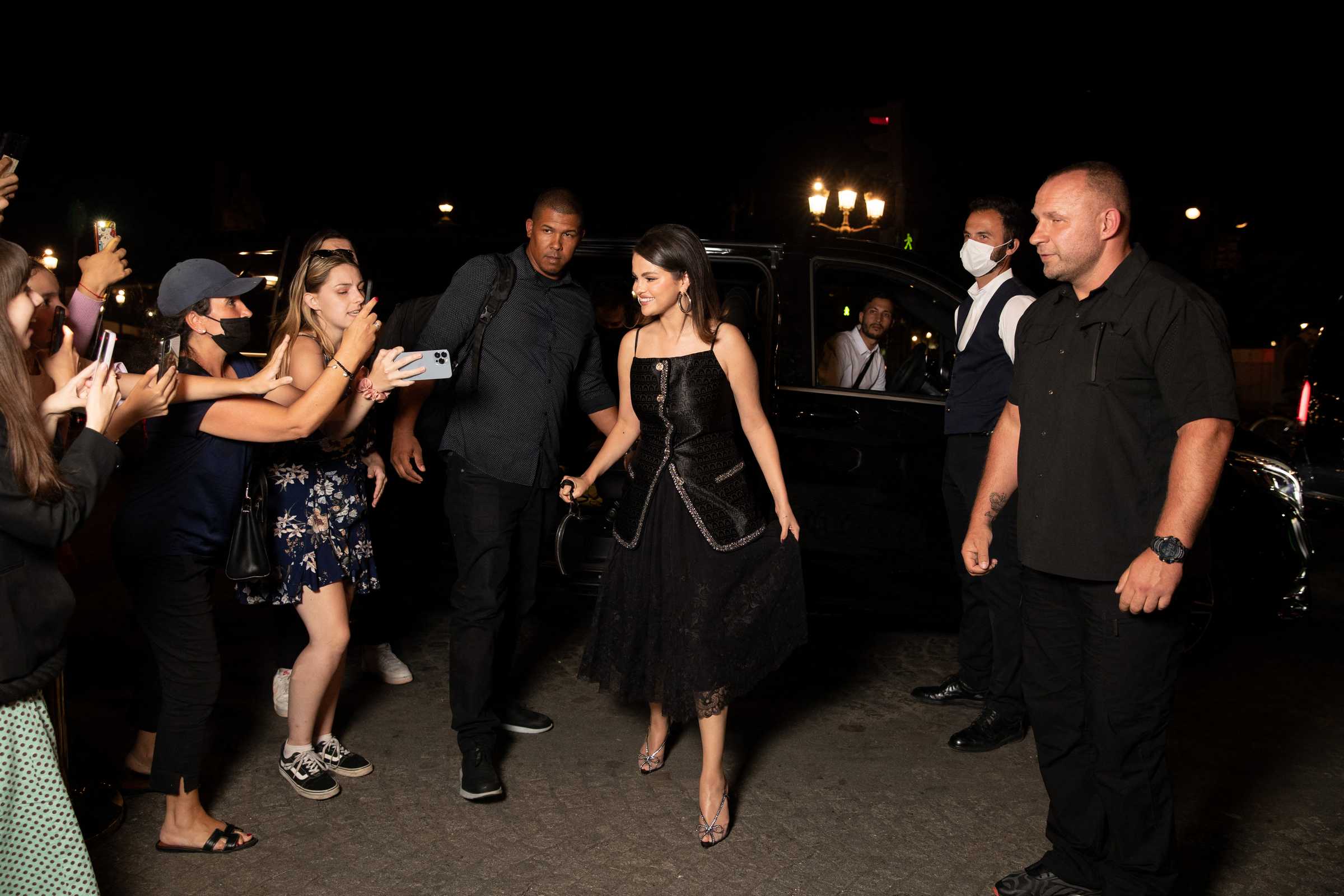 Selena_Gomez_-_at_Hotel_de_Crillon2C_A_Rosewood_Hotel_in_Paris2C_France__0708202209.jpg