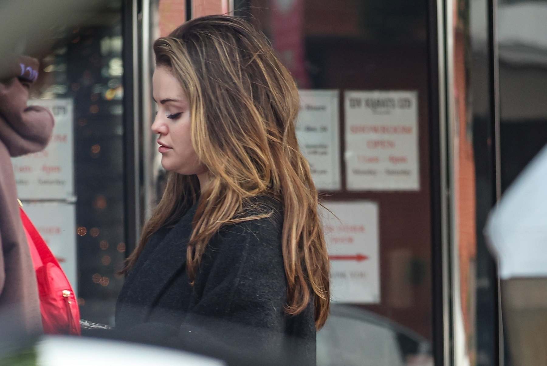 Selena_Gomez_-_at_Kiyono_Sushi_Bar_after_jewelry_shopping_in_Beverly_Hills2C_California__1219202303.jpg