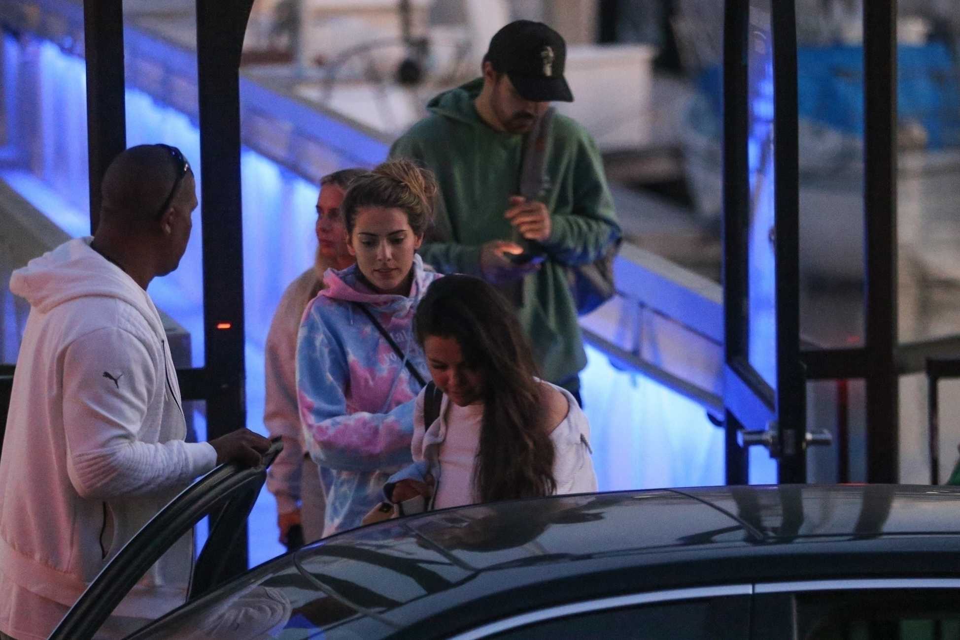 Selena_Gomez_-_celebrates_Memorial_Day_with_friends_aboard_a_luxury_yacht_in_Malibu2C_California__0531202206.jpg