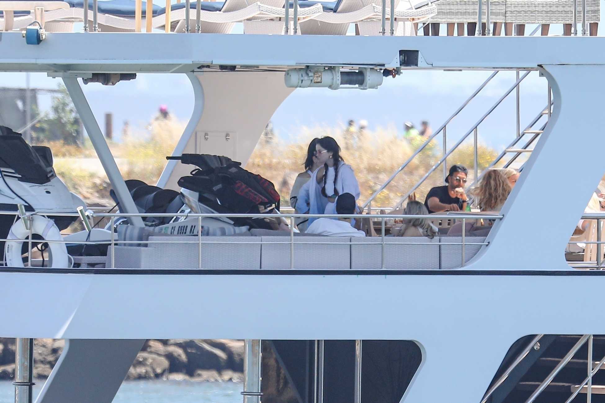 Selena_Gomez_-_celebrates_Memorial_Day_with_friends_aboard_a_luxury_yacht_in_Malibu2C_California__0531202209.jpg