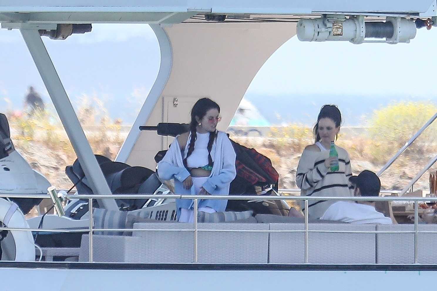 Selena_Gomez_-_celebrates_Memorial_Day_with_friends_aboard_a_luxury_yacht_in_Malibu2C_California__0531202212.jpg