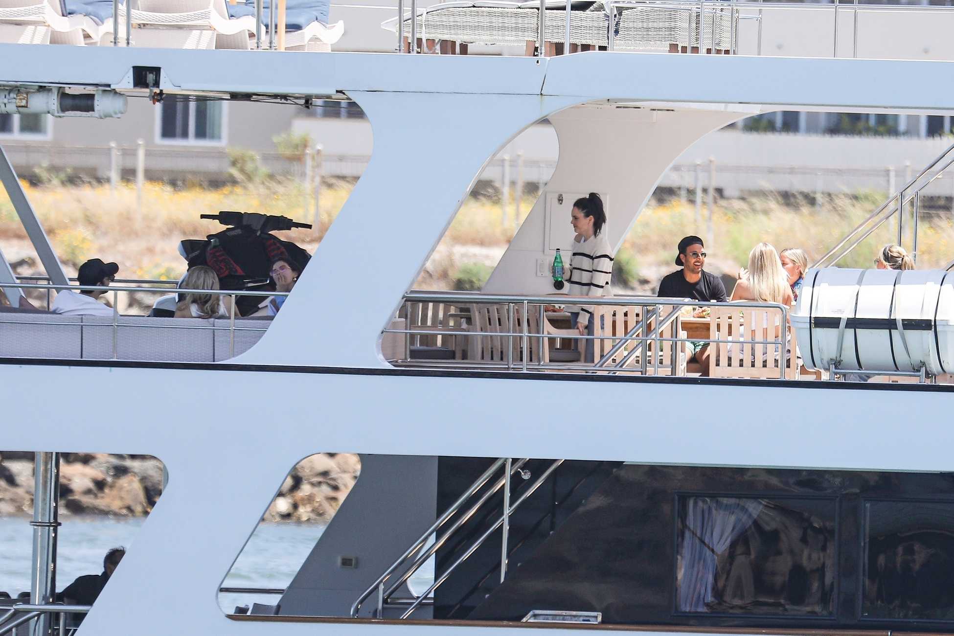 Selena_Gomez_-_celebrates_Memorial_Day_with_friends_aboard_a_luxury_yacht_in_Malibu2C_California__0531202213.jpg