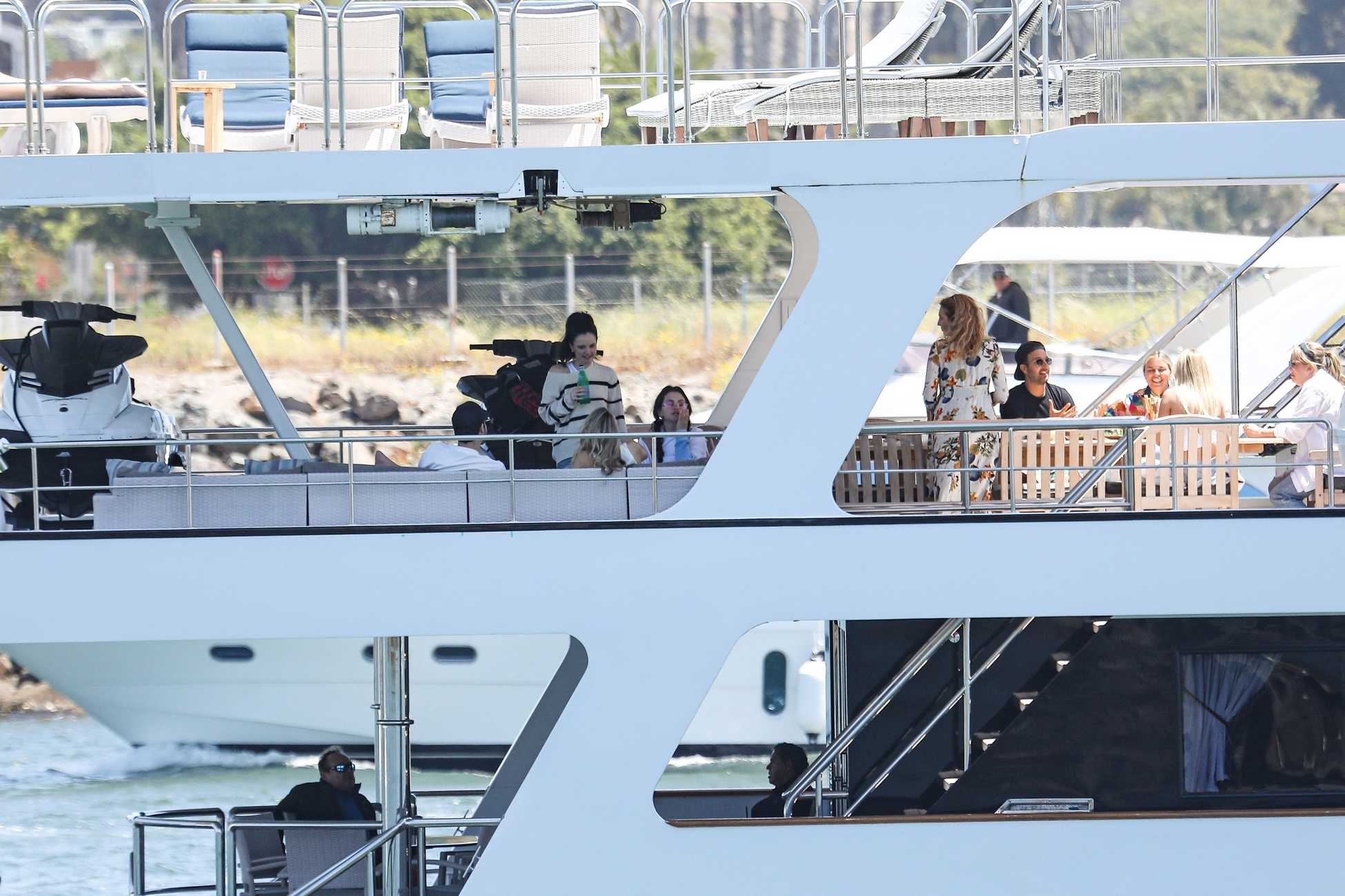 Selena_Gomez_-_celebrates_Memorial_Day_with_friends_aboard_a_luxury_yacht_in_Malibu2C_California__0531202214.jpg