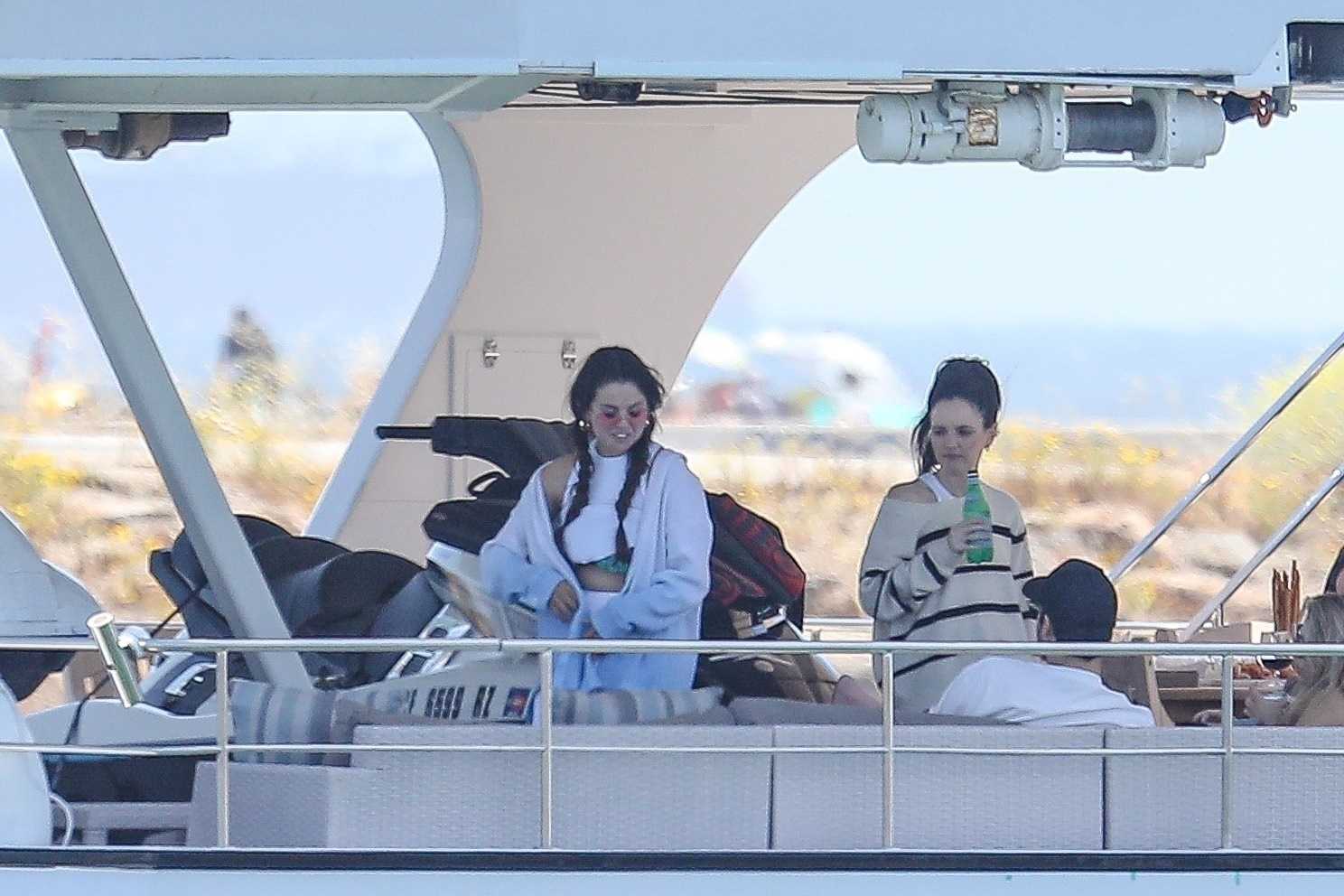 Selena_Gomez_-_celebrates_Memorial_Day_with_friends_aboard_a_luxury_yacht_in_Malibu2C_California__0531202216.jpg