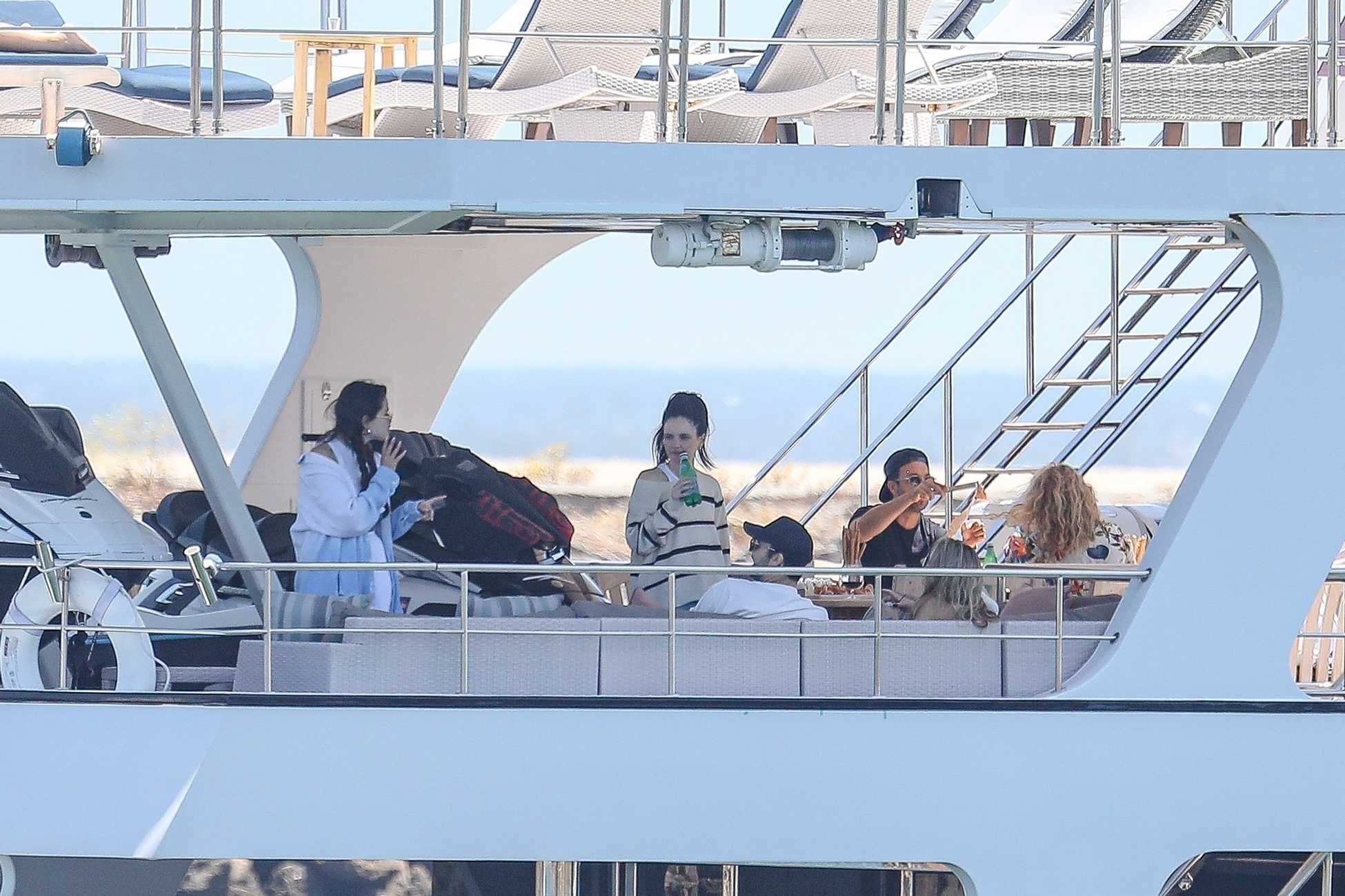 Selena_Gomez_-_celebrates_Memorial_Day_with_friends_aboard_a_luxury_yacht_in_Malibu2C_California__0531202218.jpg