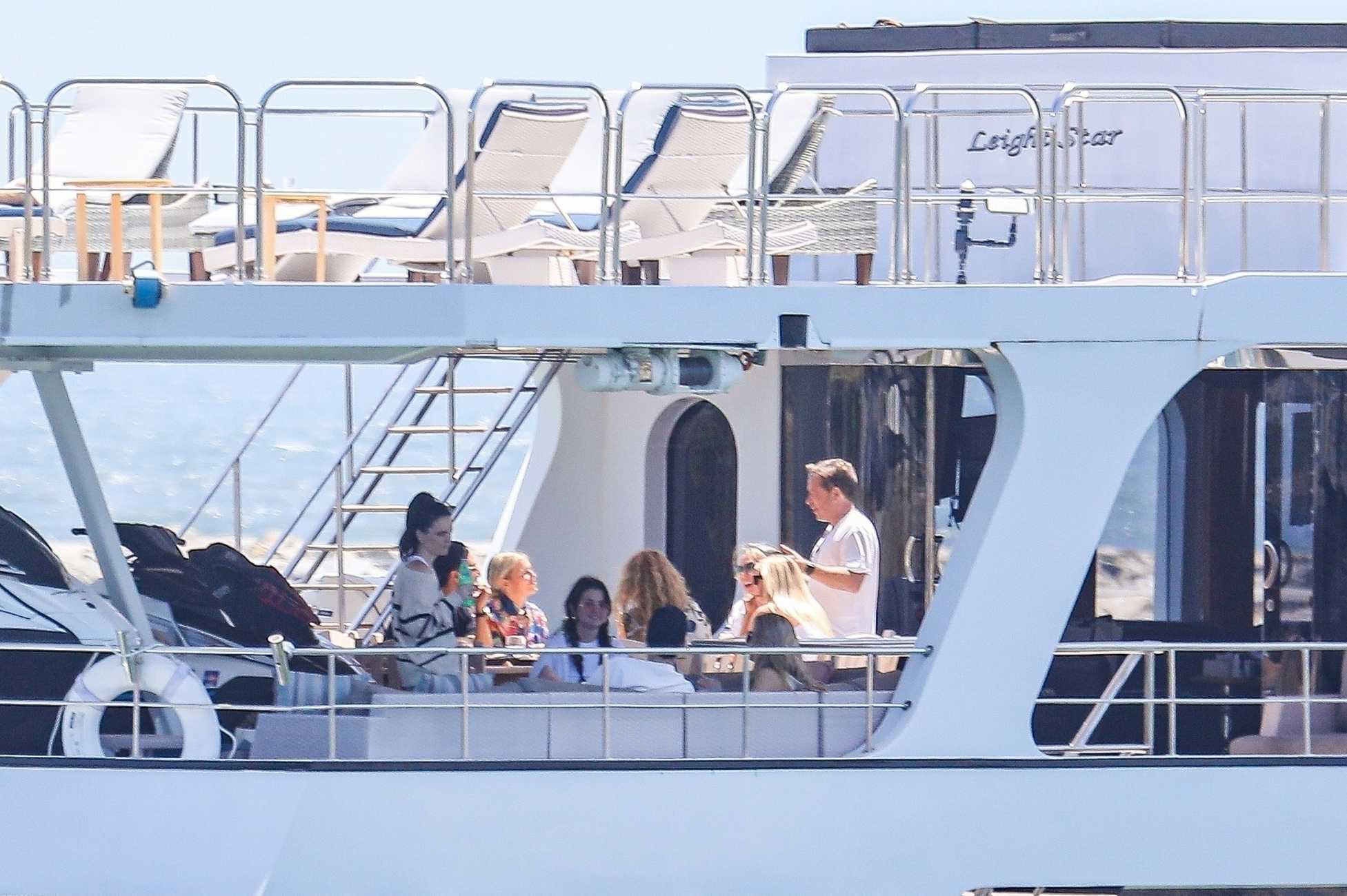 Selena_Gomez_-_celebrates_Memorial_Day_with_friends_aboard_a_luxury_yacht_in_Malibu2C_California__0531202219.jpg
