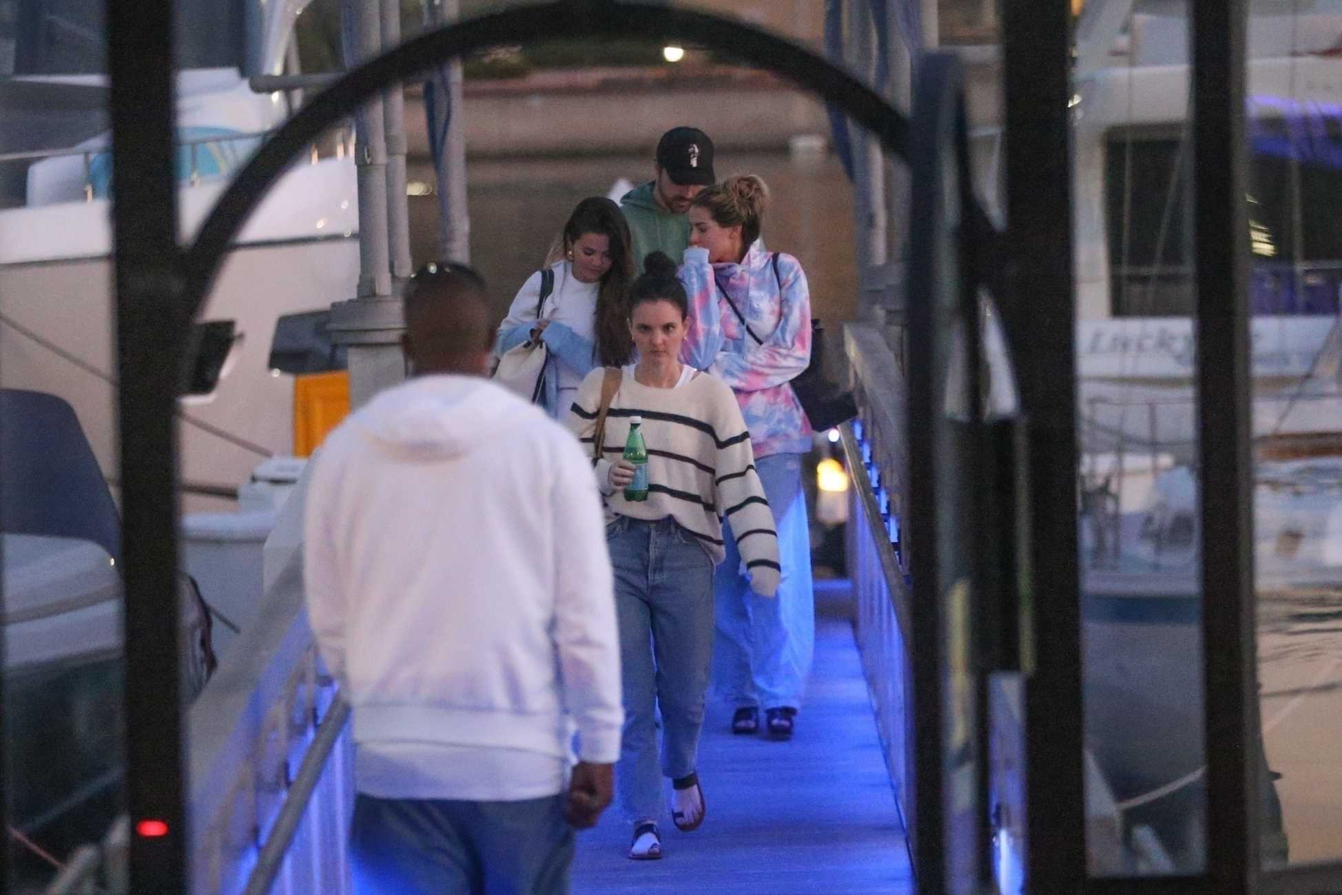 Selena_Gomez_-_celebrates_Memorial_Day_with_friends_aboard_a_luxury_yacht_in_Malibu2C_California__0531202221.jpg