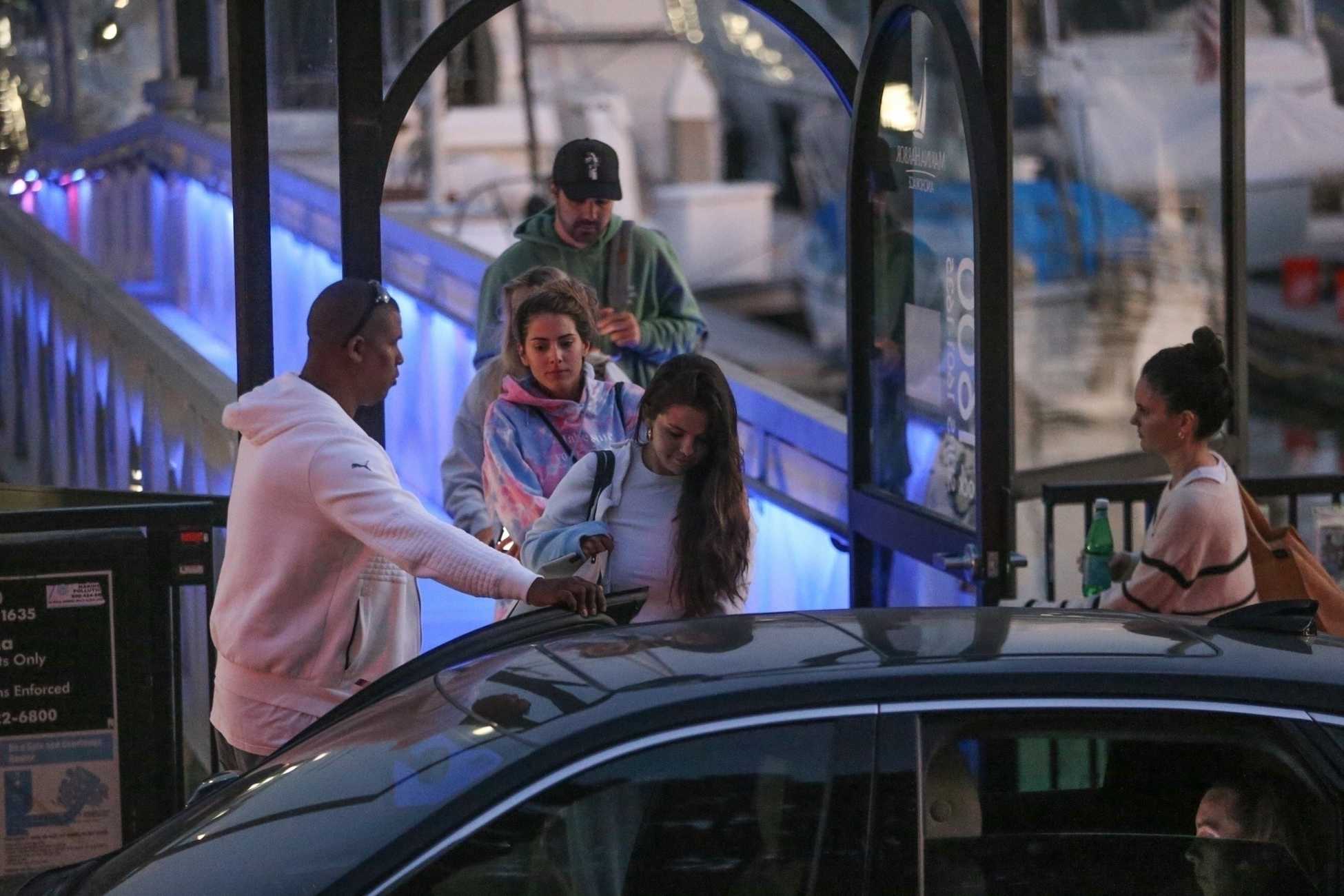 Selena_Gomez_-_celebrates_Memorial_Day_with_friends_aboard_a_luxury_yacht_in_Malibu2C_California__0531202224.jpg