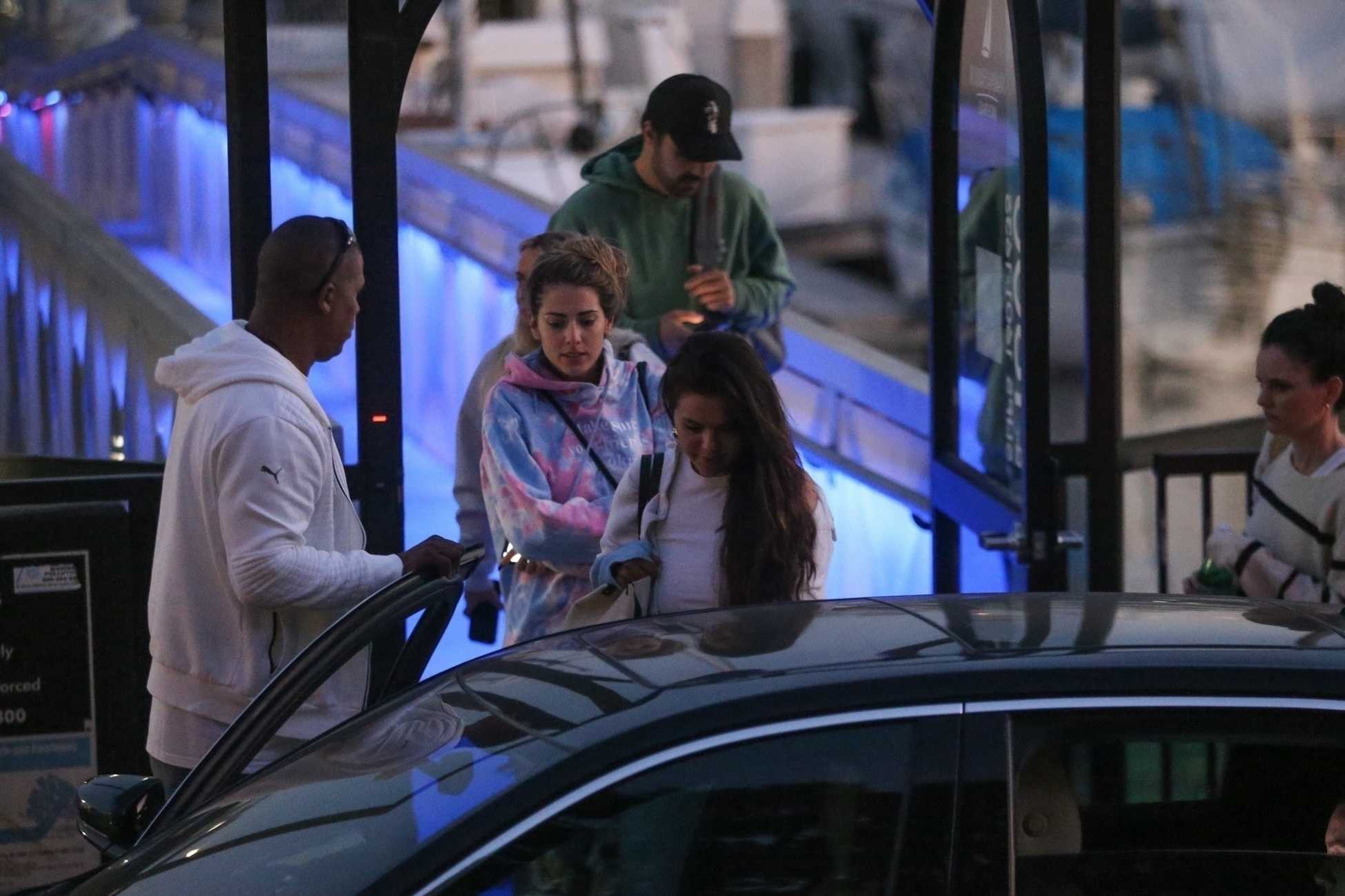 Selena_Gomez_-_celebrates_Memorial_Day_with_friends_aboard_a_luxury_yacht_in_Malibu2C_California__0531202225.jpg