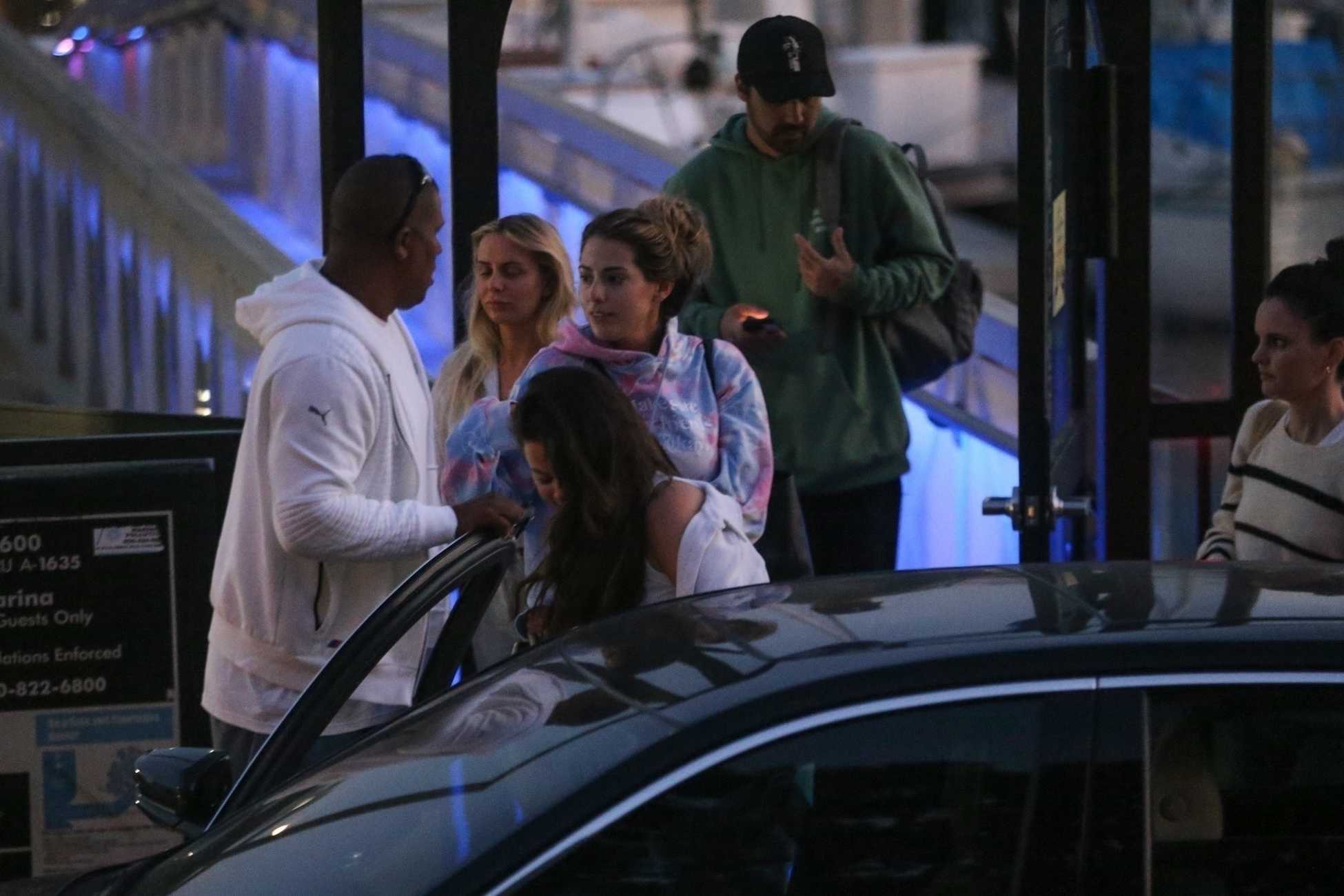 Selena_Gomez_-_celebrates_Memorial_Day_with_friends_aboard_a_luxury_yacht_in_Malibu2C_California__0531202227.jpg