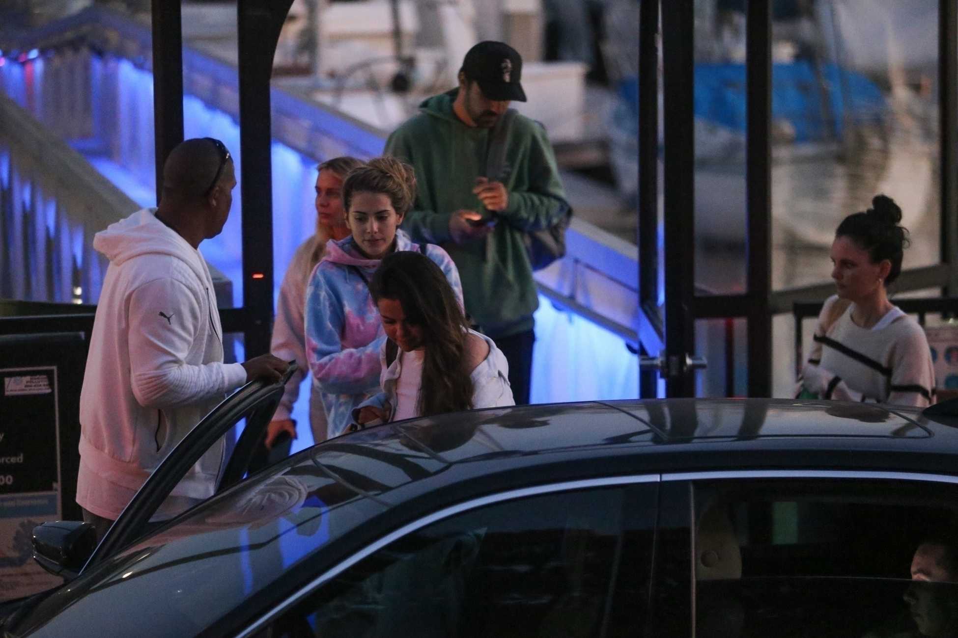 Selena_Gomez_-_celebrates_Memorial_Day_with_friends_aboard_a_luxury_yacht_in_Malibu2C_California__0531202228.jpg