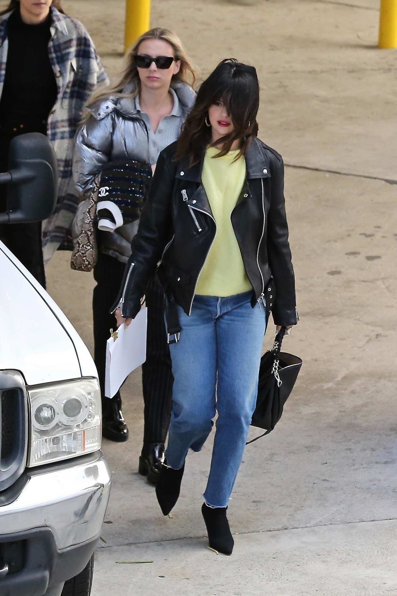 Selena_Gomez_-_checks_out_new_office_space_with_friends_in_LA_02042020-09.jpg