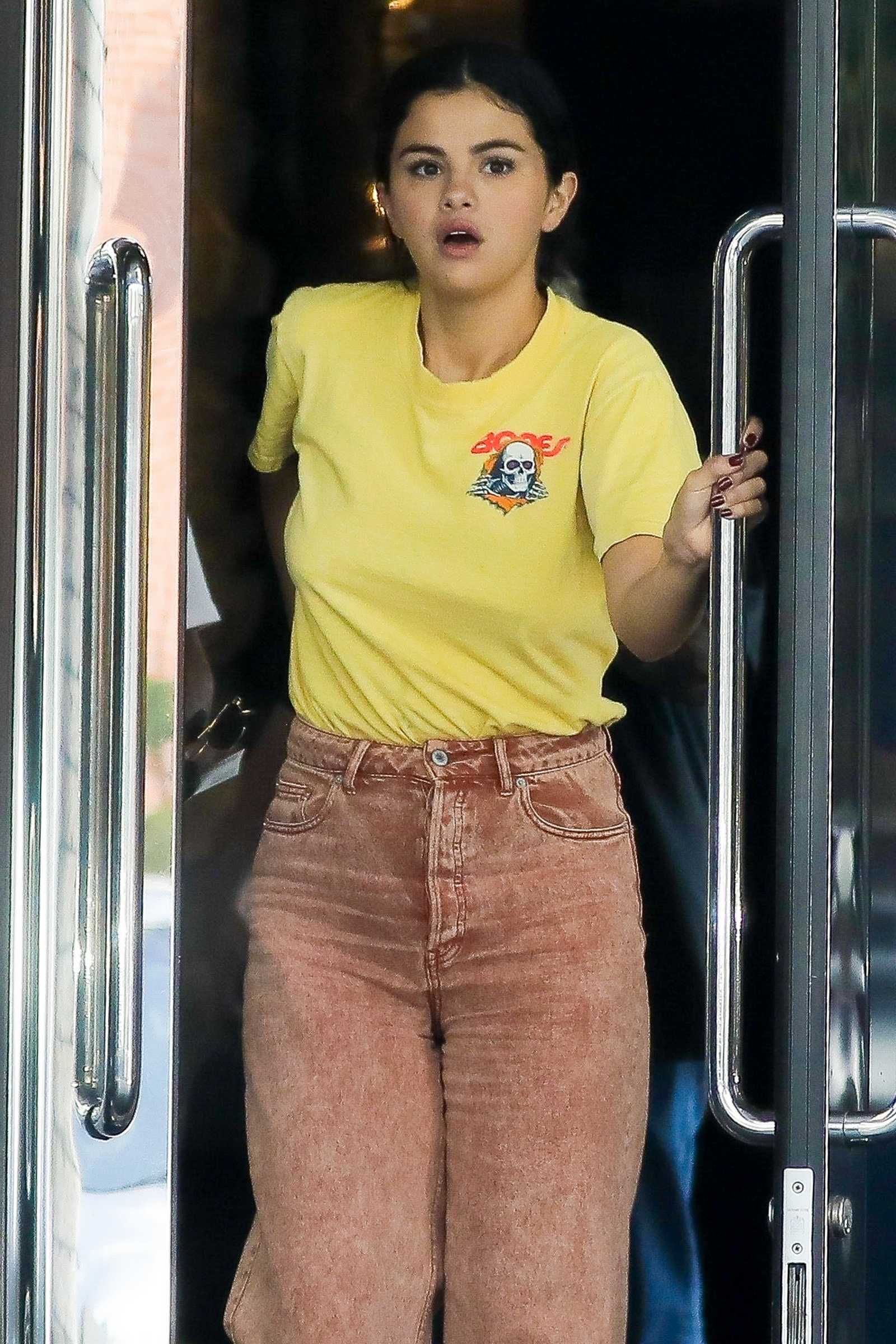Selena_Gomez_-_enjoying_a_breakfast_in_Beverly_Hills2C_September_212C_2018-01.jpg