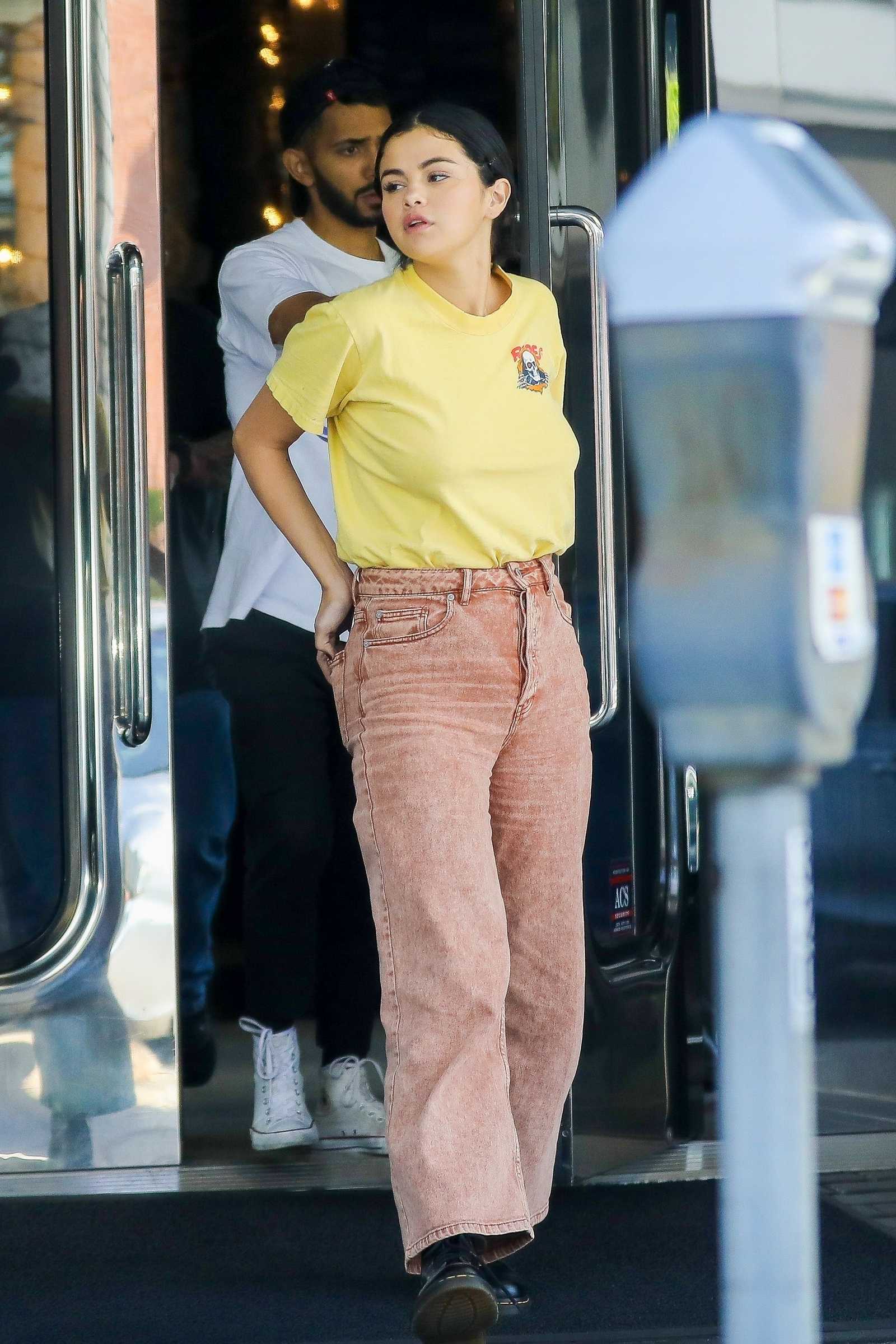 Selena_Gomez_-_enjoying_a_breakfast_in_Beverly_Hills2C_September_212C_2018-03.jpg