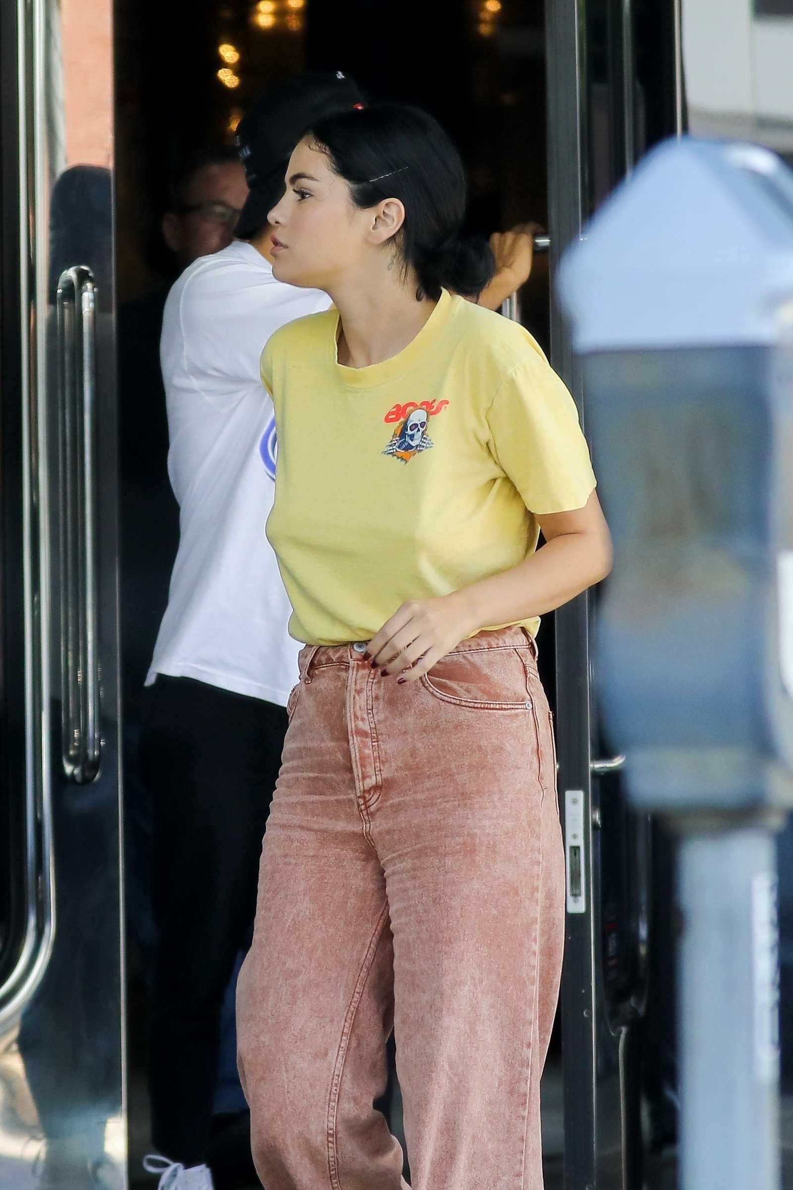 Selena_Gomez_-_enjoying_a_breakfast_in_Beverly_Hills2C_September_212C_2018-04.jpg