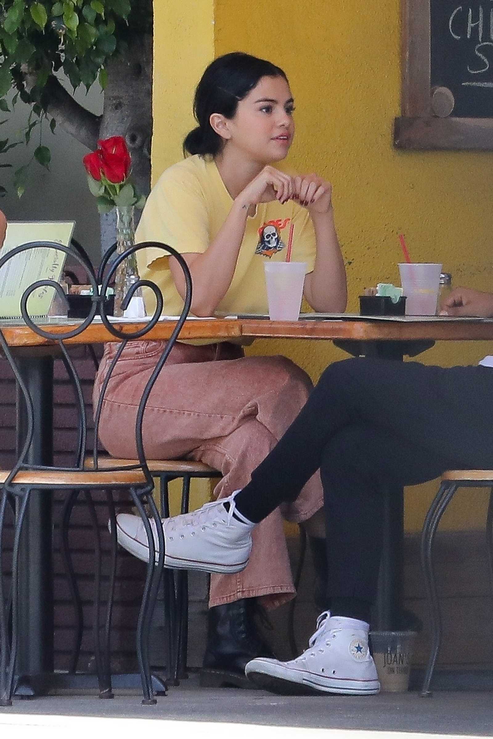 Selena_Gomez_-_enjoying_a_breakfast_in_Beverly_Hills2C_September_212C_2018-05.jpg
