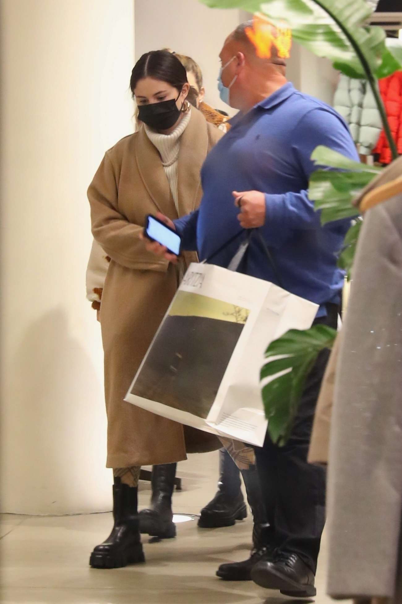 Selena_Gomez_-_enjoys_some_late_shopping_in_Soho_at_Aritzia_in_New_York2C_1112202101.jpg