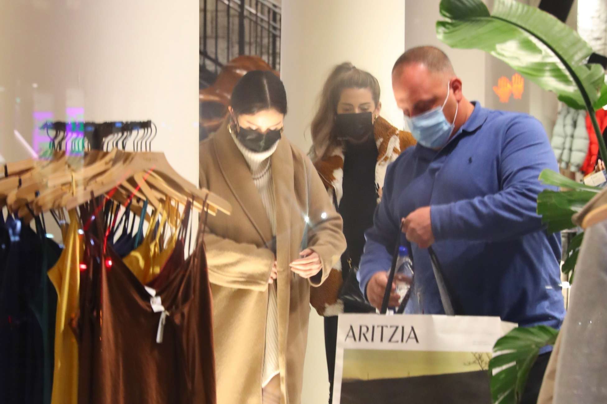 Selena_Gomez_-_enjoys_some_late_shopping_in_Soho_at_Aritzia_in_New_York2C_1112202102.jpg