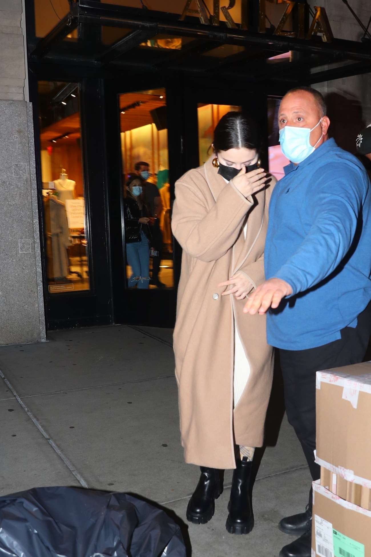 Selena_Gomez_-_enjoys_some_late_shopping_in_Soho_at_Aritzia_in_New_York2C_1112202103.jpg