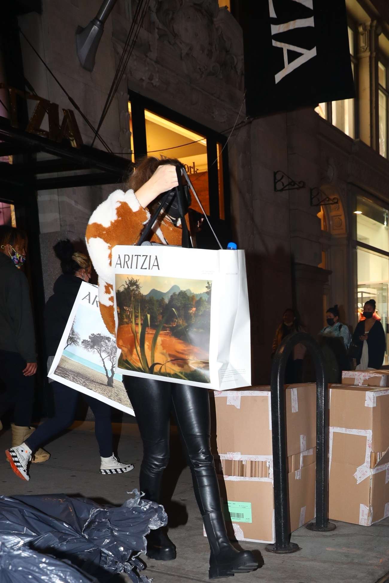 Selena_Gomez_-_enjoys_some_late_shopping_in_Soho_at_Aritzia_in_New_York2C_1112202104.jpg