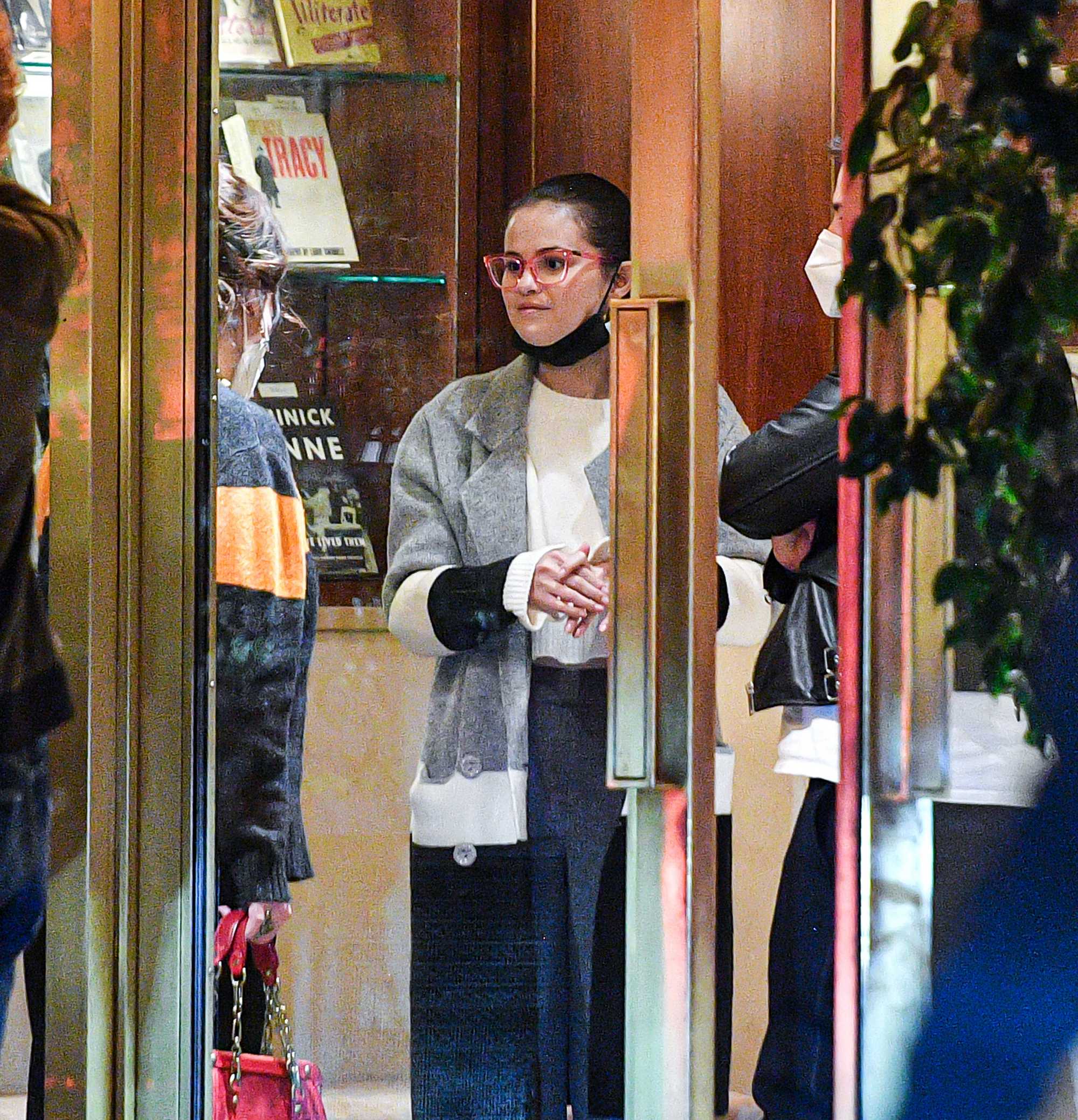Selena_Gomez_-_exiting_a_restaurant_in_Los_Angeles2C_February_272C_202200002.jpg