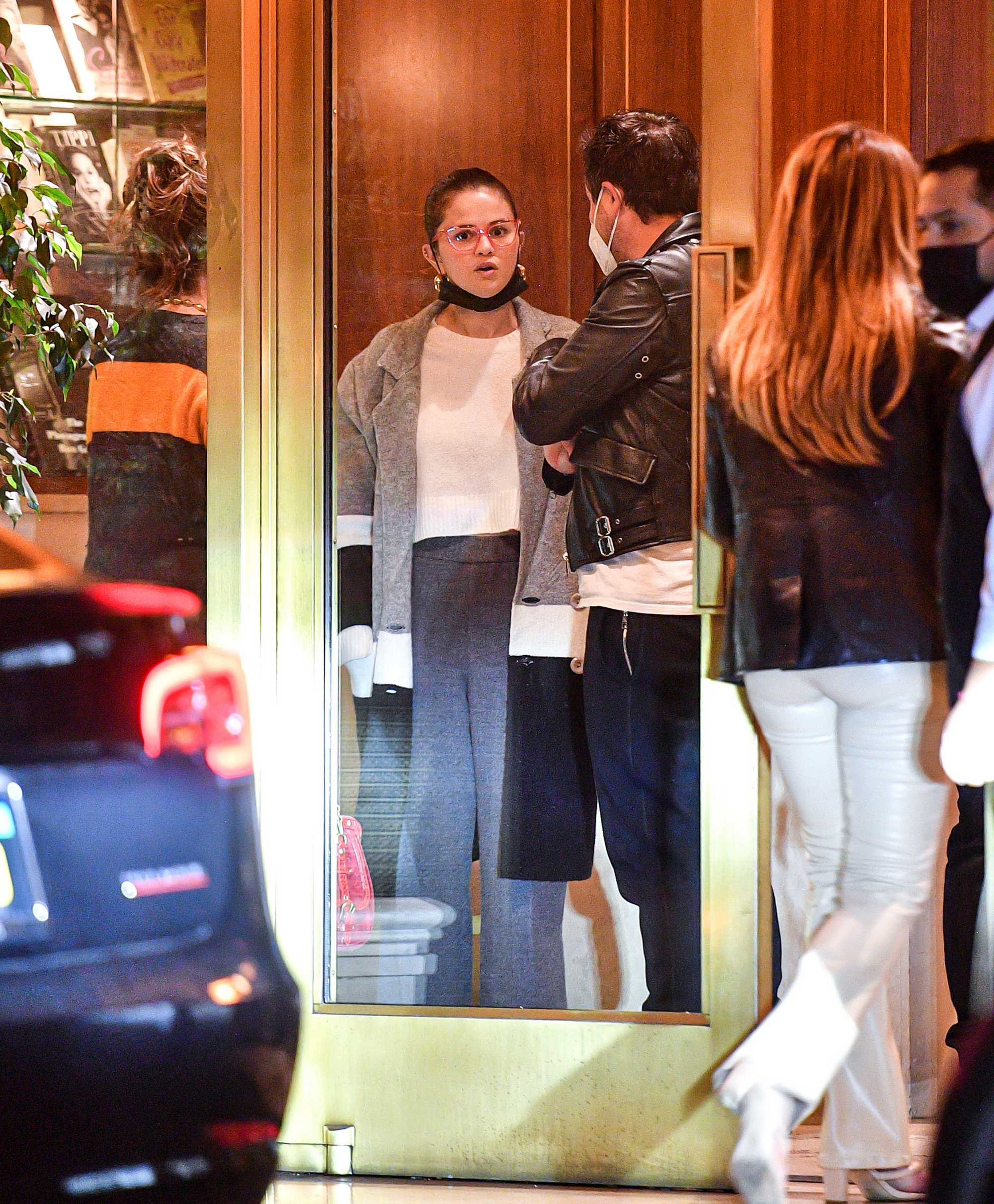 Selena_Gomez_-_exiting_a_restaurant_in_Los_Angeles2C_February_272C_202200003.jpg