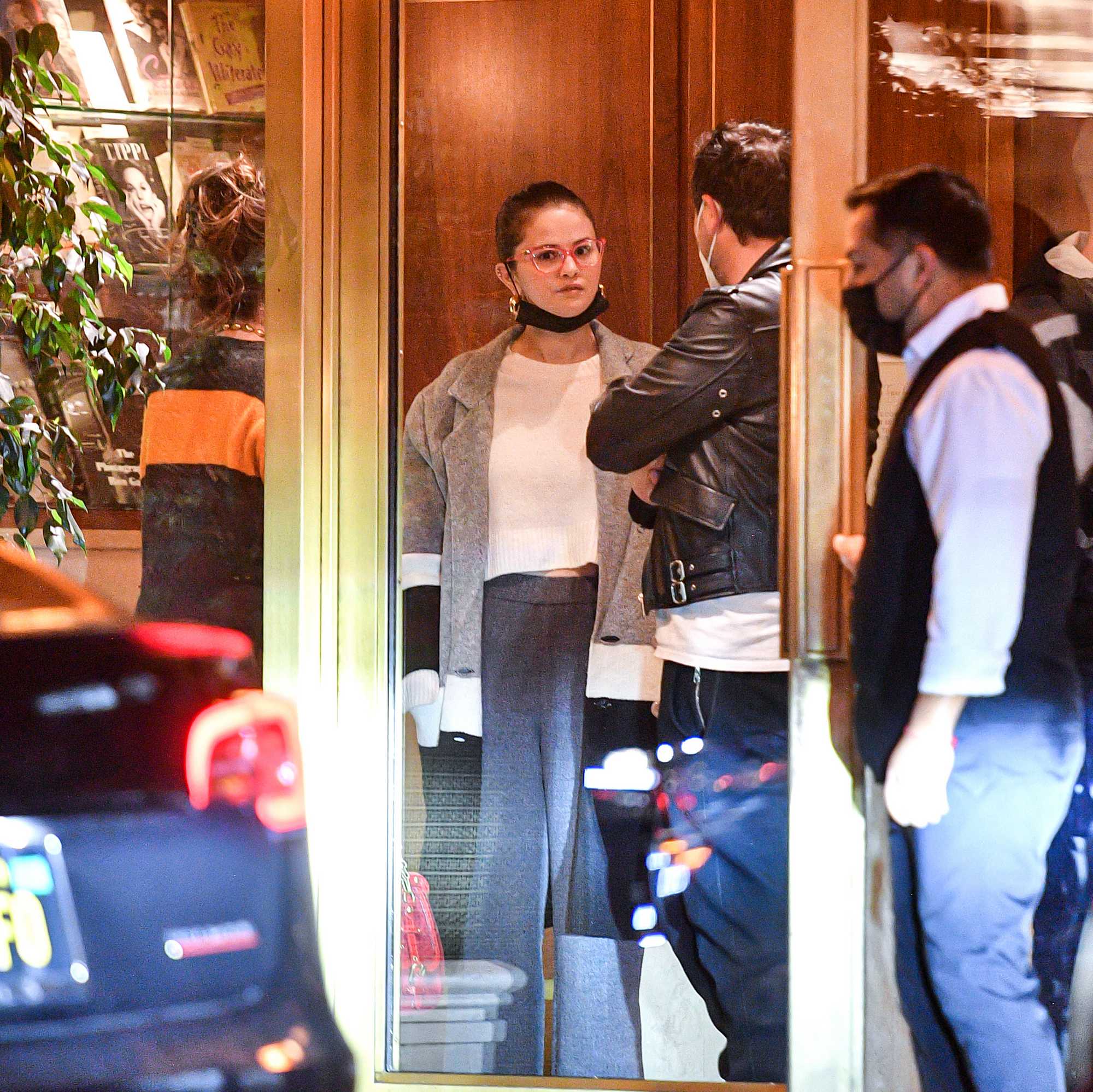Selena_Gomez_-_exiting_a_restaurant_in_Los_Angeles2C_February_272C_202200006.jpg