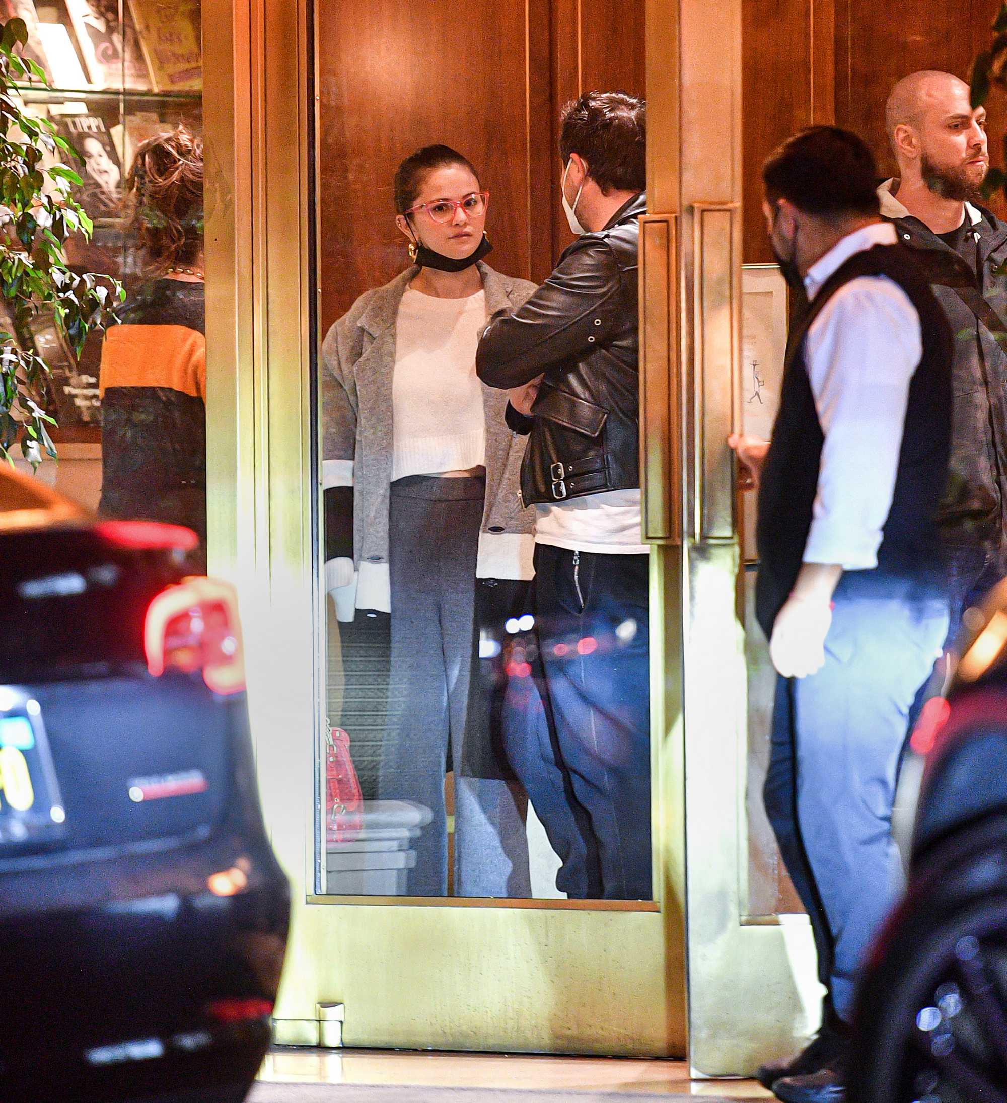 Selena_Gomez_-_exiting_a_restaurant_in_Los_Angeles2C_February_272C_202200007.jpg
