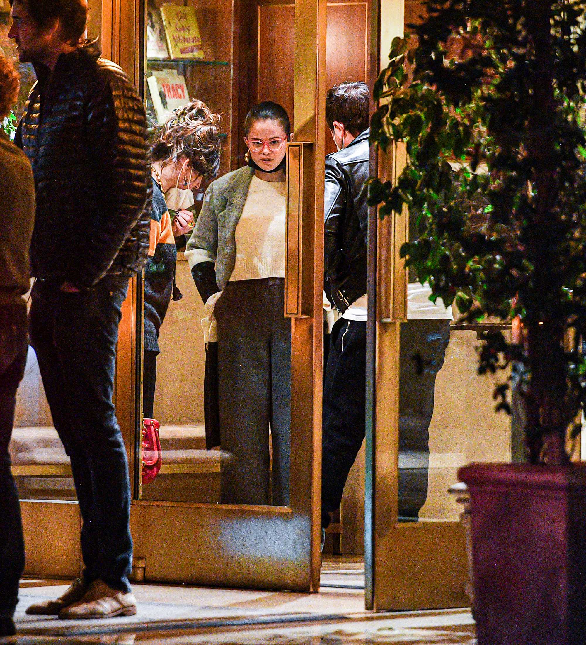 Selena_Gomez_-_exiting_a_restaurant_in_Los_Angeles2C_February_272C_202200008.jpg