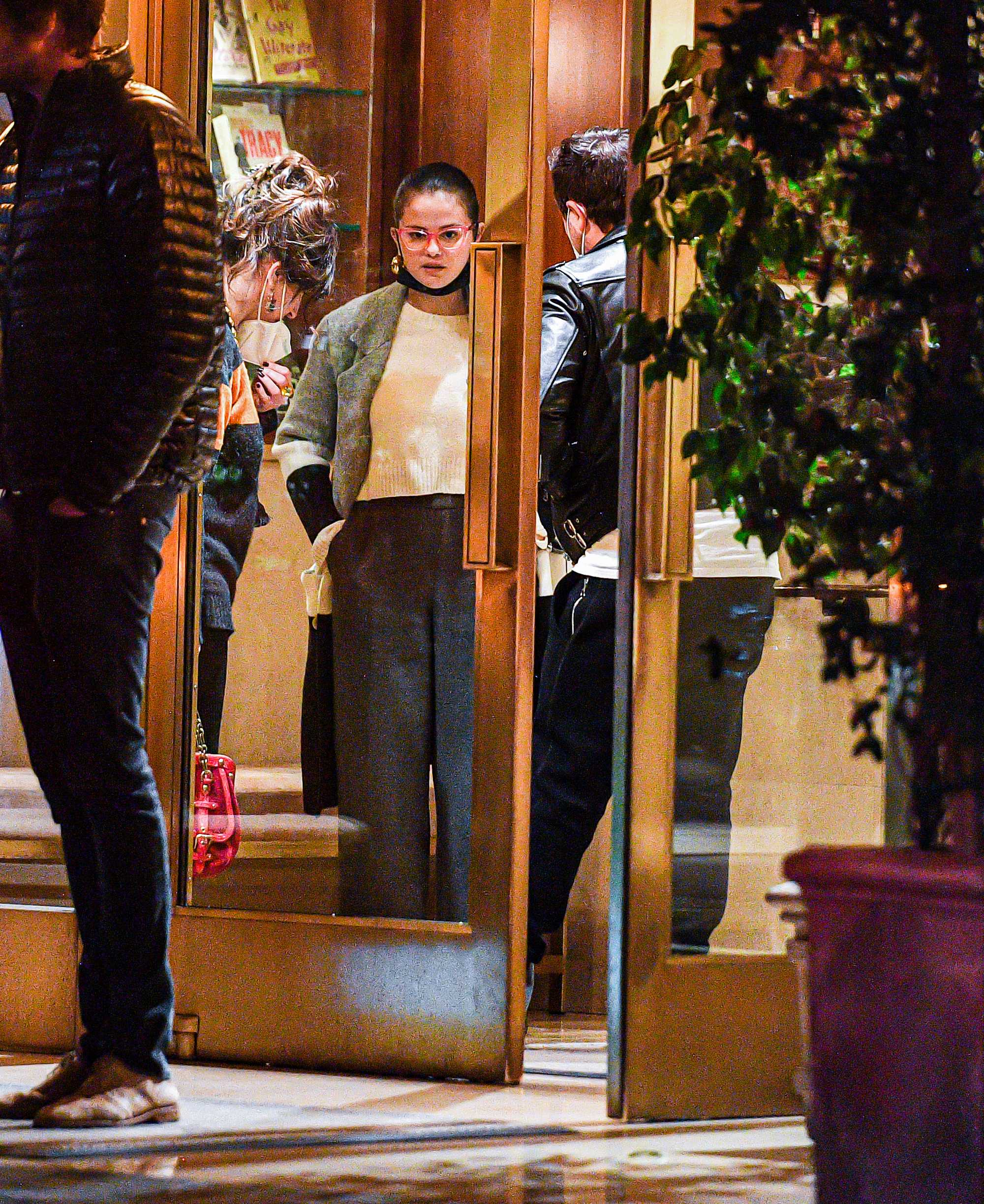 Selena_Gomez_-_exiting_a_restaurant_in_Los_Angeles2C_February_272C_202200009.jpg