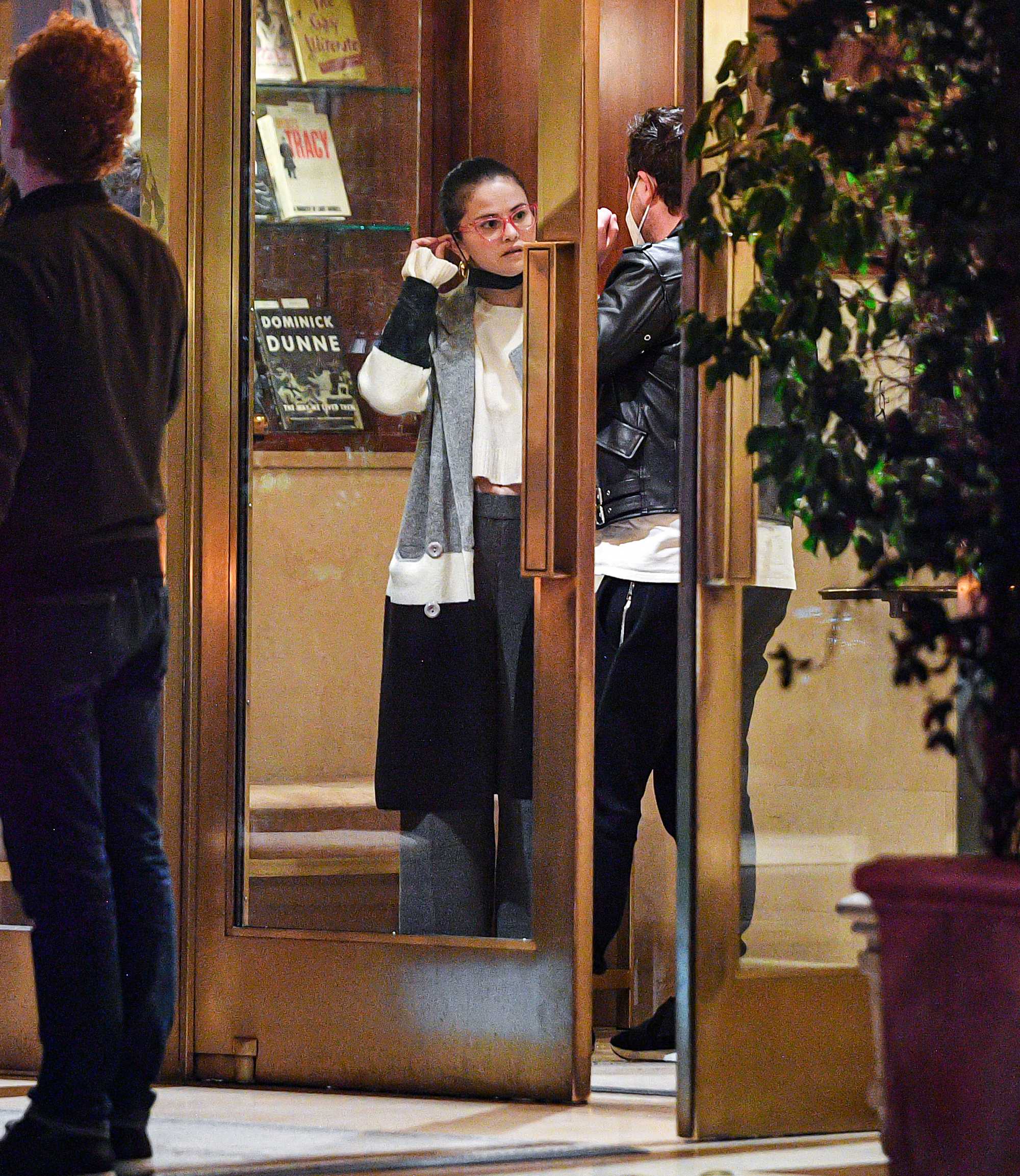 Selena_Gomez_-_exiting_a_restaurant_in_Los_Angeles2C_February_272C_202200011.jpg