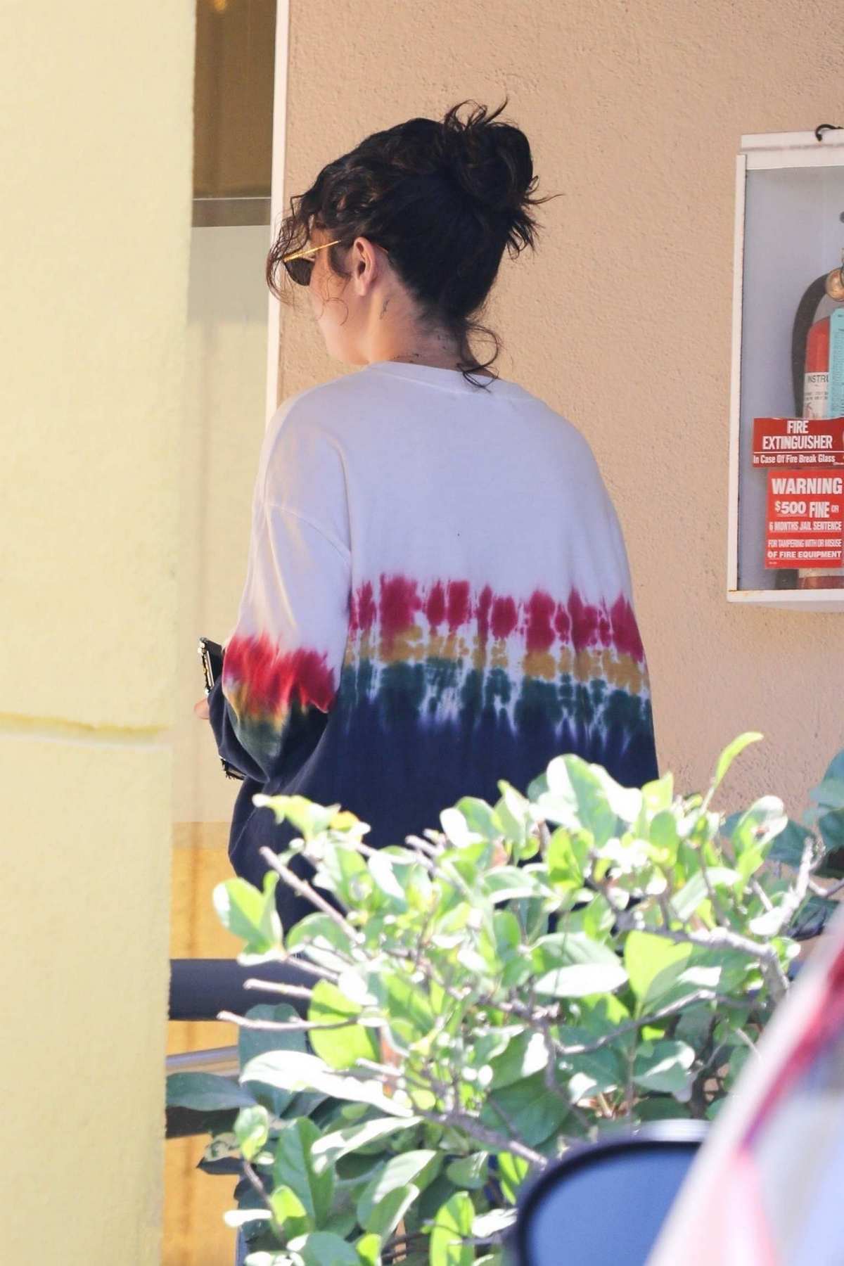 Selena_Gomez_-_exits_a_LA_dermatologist_office_and_assists_an_elderly_woman_June_192C_2019-02.jpg