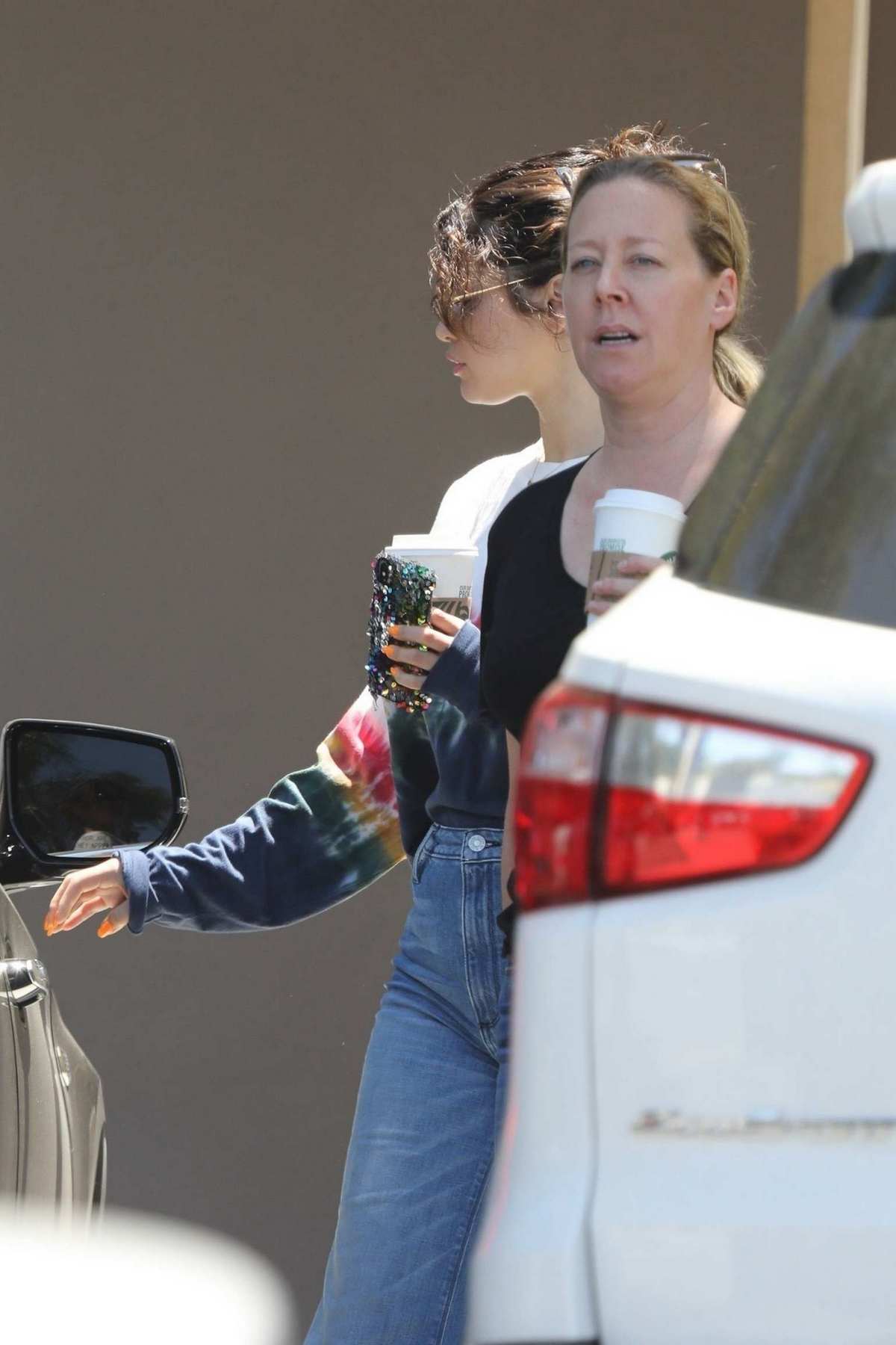 Selena_Gomez_-_exits_a_LA_dermatologist_office_and_assists_an_elderly_woman_June_192C_2019-03.jpg