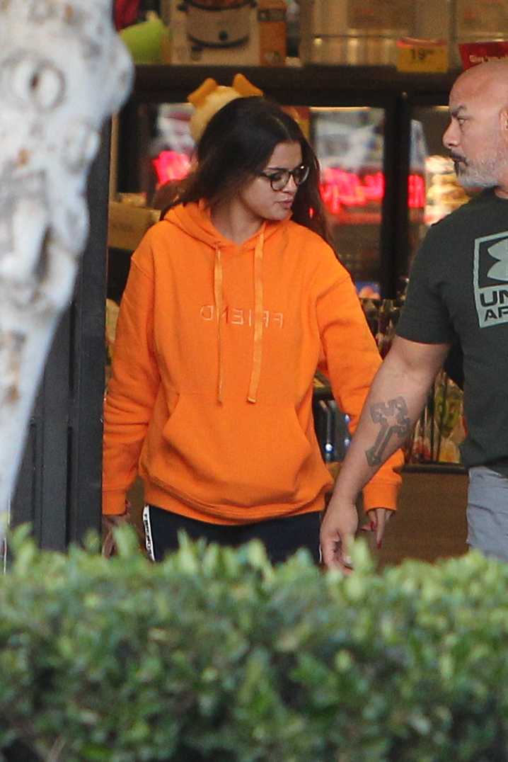 Selena_Gomez_-_goes_grocery_shopping_in_Los_Angeles2C_CA__10312019-06.jpg