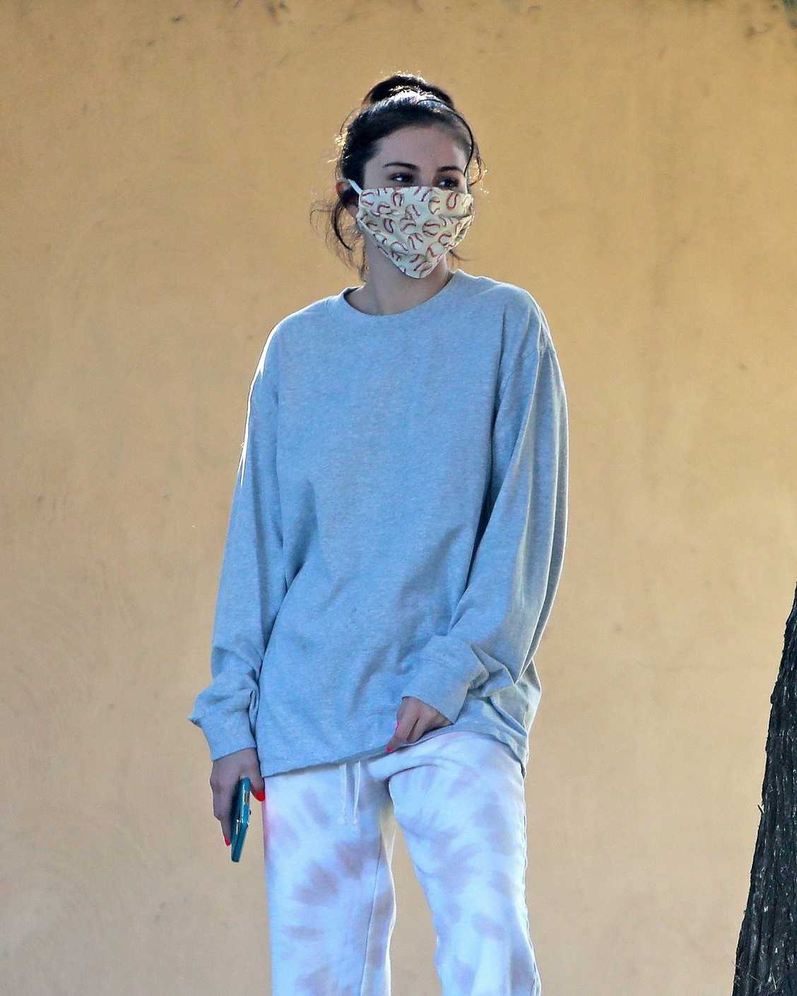 Selena_Gomez_-_goes_out_for_a_short_walk_with_a_friend_in_Los_Angeles2C_California__05152020-01.jpg