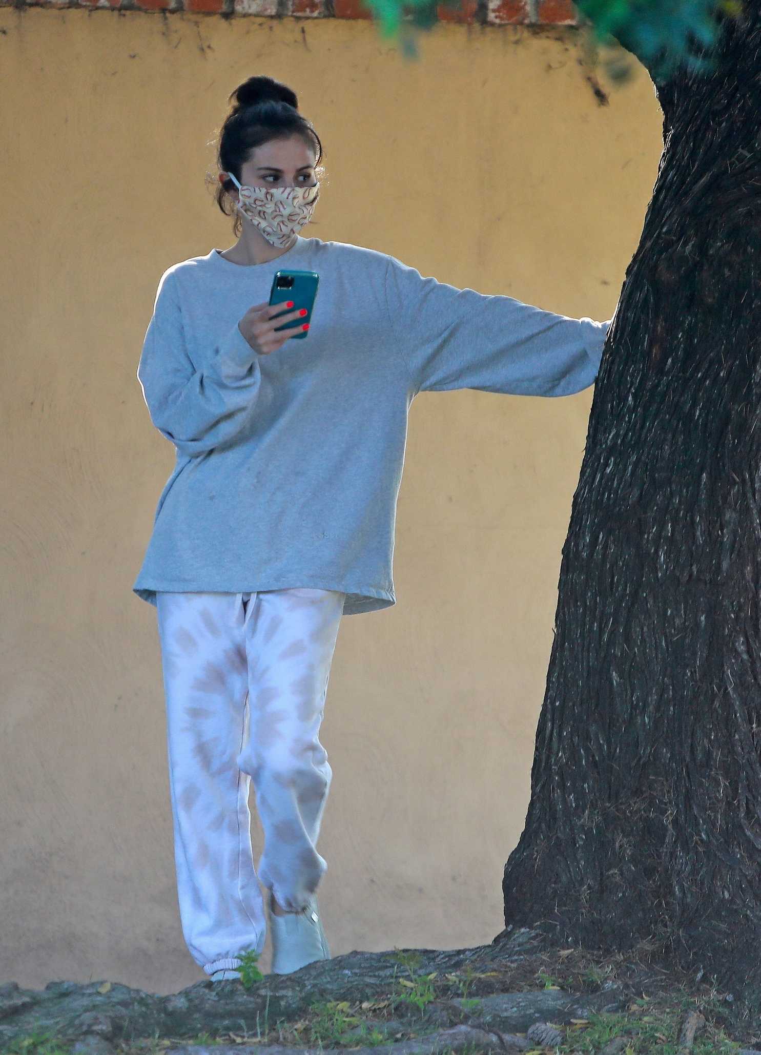 Selena_Gomez_-_goes_out_for_a_short_walk_with_a_friend_in_Los_Angeles2C_California__05152020-03.jpg