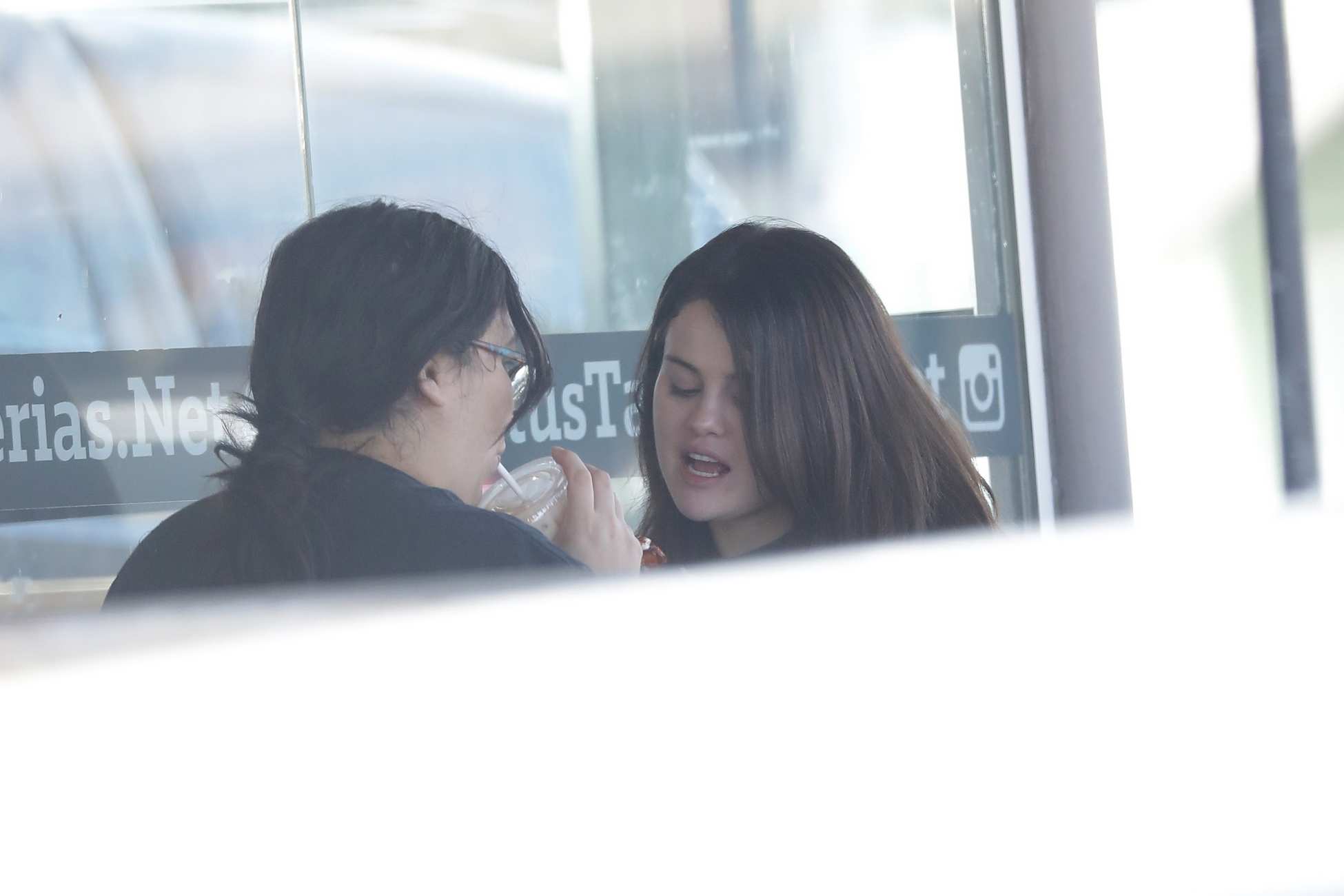 Selena_Gomez_-_grabs_a_Sundy_bite_at_Catus_Taqueria_in_Los_Angeles2C_California__09192021_00004.jpg