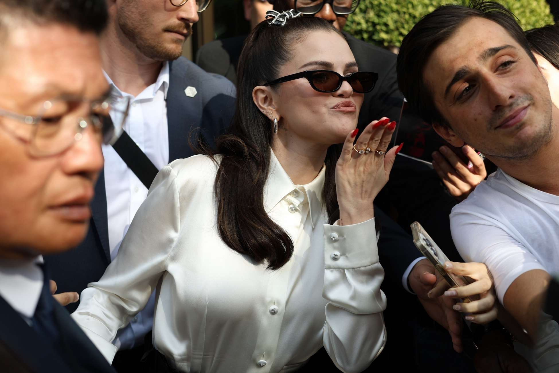 Selena_Gomez_-_greets_fans_after_her_Rare_beauty_event_at_the_Bulgari_Hotel_in_Paris2C_France__0609202305.jpg