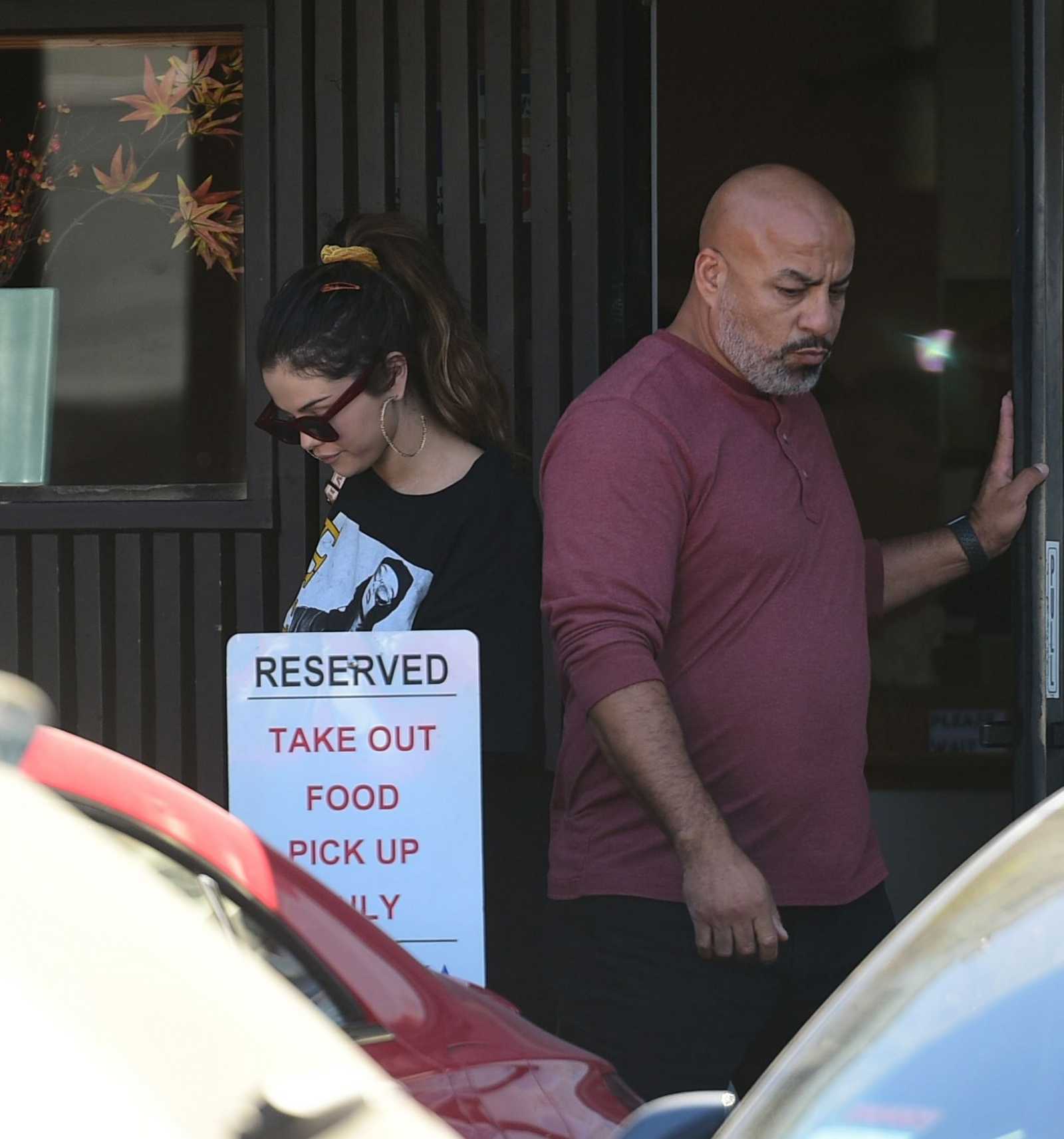 Selena_Gomez_-_has_dinner_with_a_friend_in_LA_October_192C_2019-08.jpg