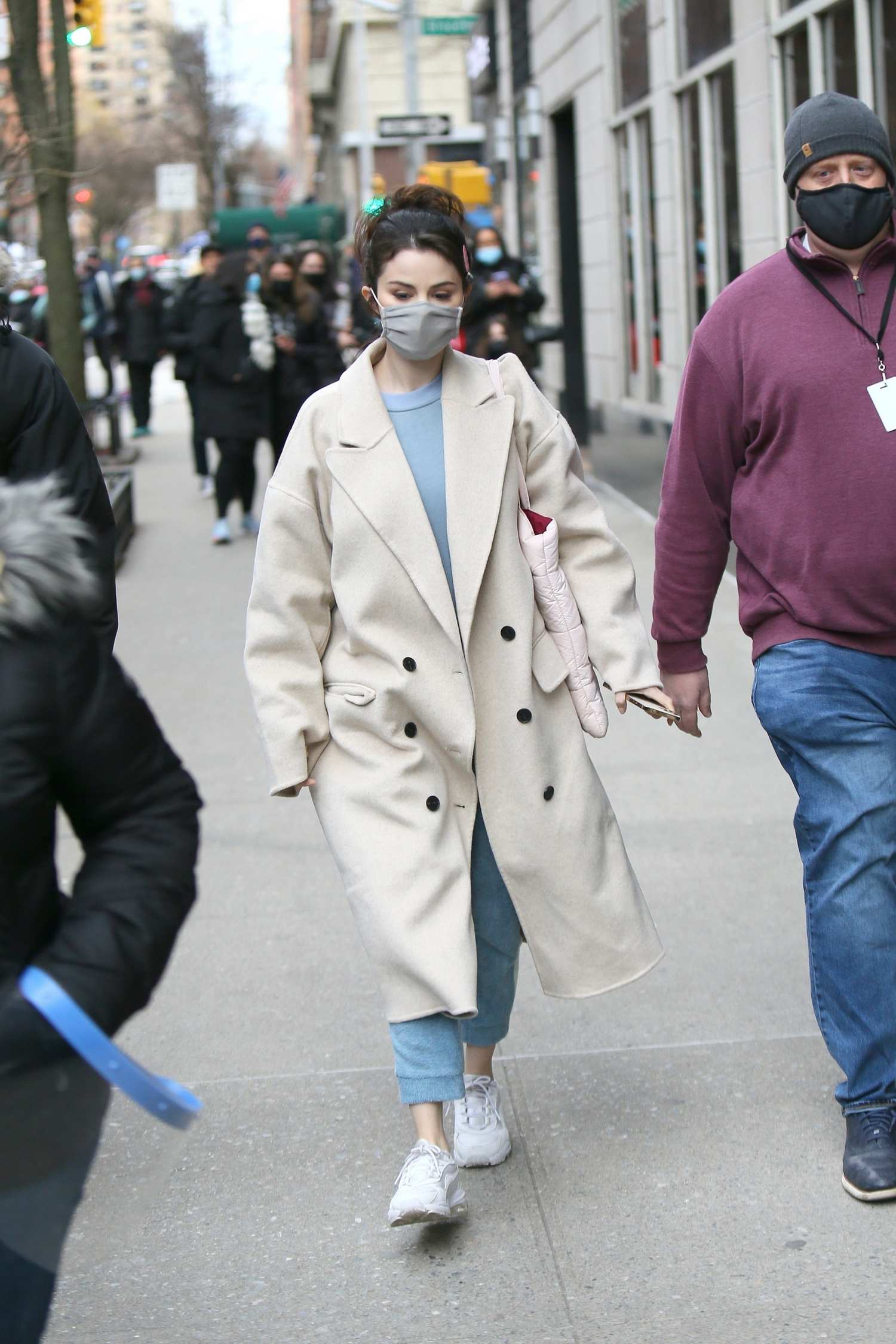 Selena_Gomez_-_heads_to_the_set_of_Only_Murders_in_The_Building_in_New_York_City2C_01172021_04.jpg